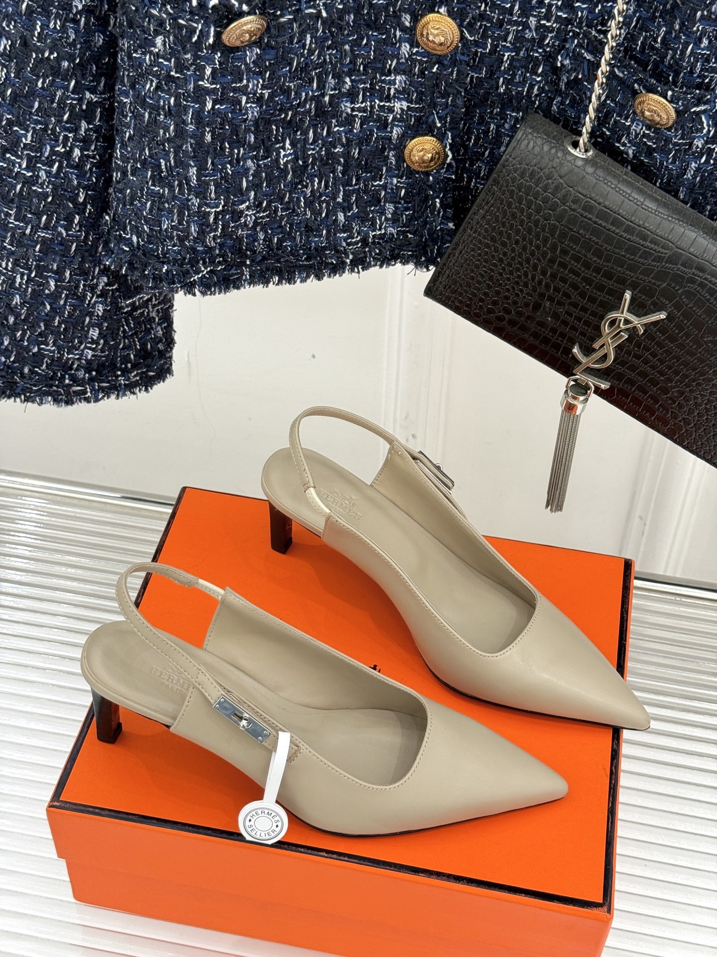 顶版
Hermès/爱马仕经典Kelly扣后空
尖头猫跟凉鞋
法式慵懒与奢华格调完美融合
成为了众多时髦