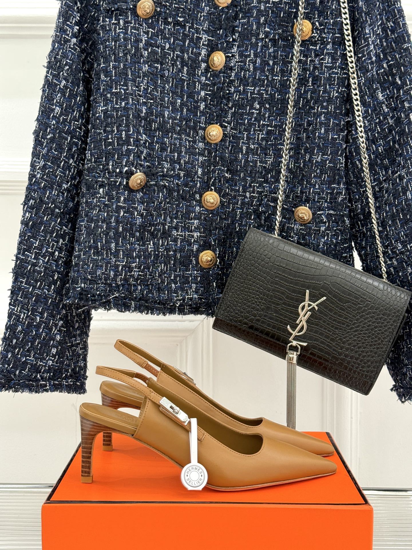 顶版
Hermès/爱马仕经典Kelly扣后空
尖头猫跟凉鞋
法式慵懒与奢华格调完美融合
成为了众多时髦