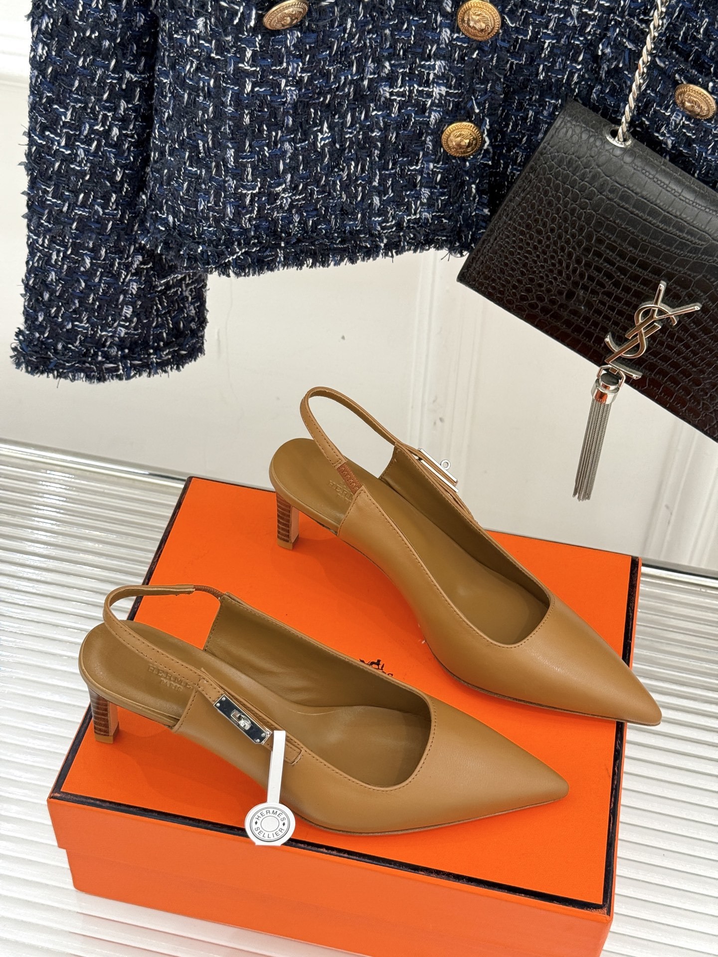 顶版
Hermès/爱马仕经典Kelly扣后空
尖头猫跟凉鞋
法式慵懒与奢华格调完美融合
成为了众多时髦