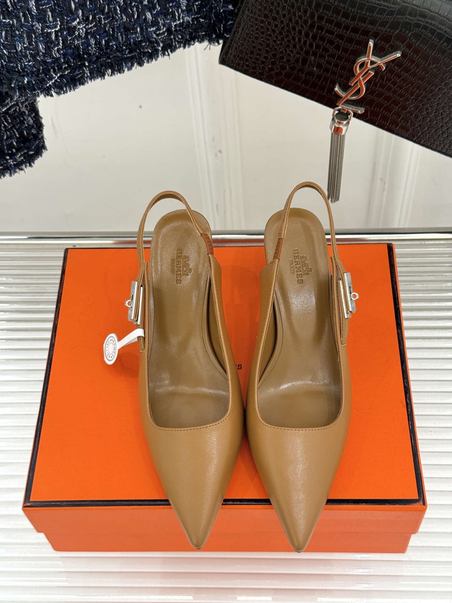 顶版
Hermès/爱马仕经典Kelly扣后空
尖头猫跟凉鞋
法式慵懒与奢华格调完美融合
成为了众多时髦