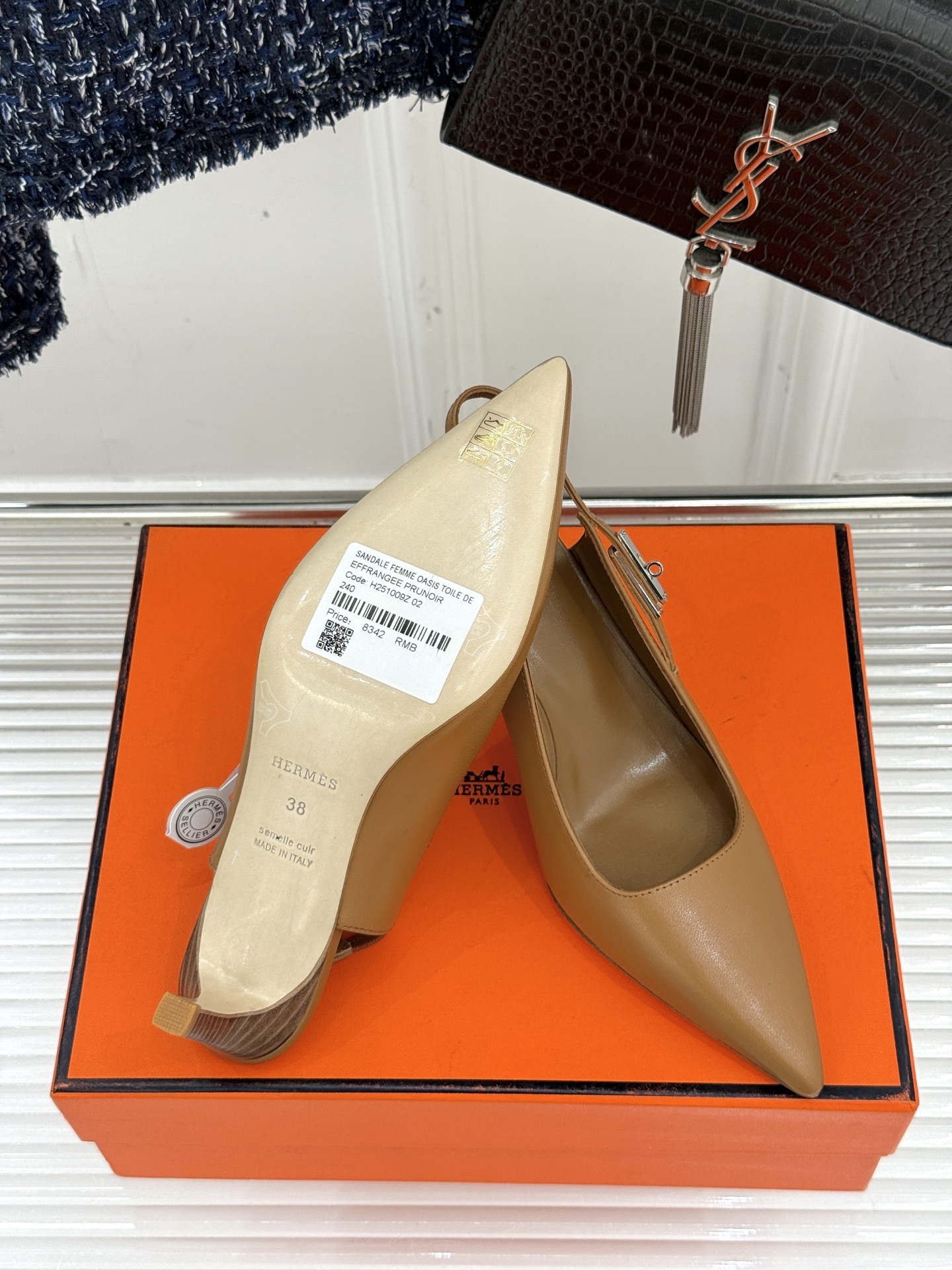 顶版
Hermès/爱马仕经典Kelly扣后空
尖头猫跟凉鞋
法式慵懒与奢华格调完美融合
成为了众多时髦