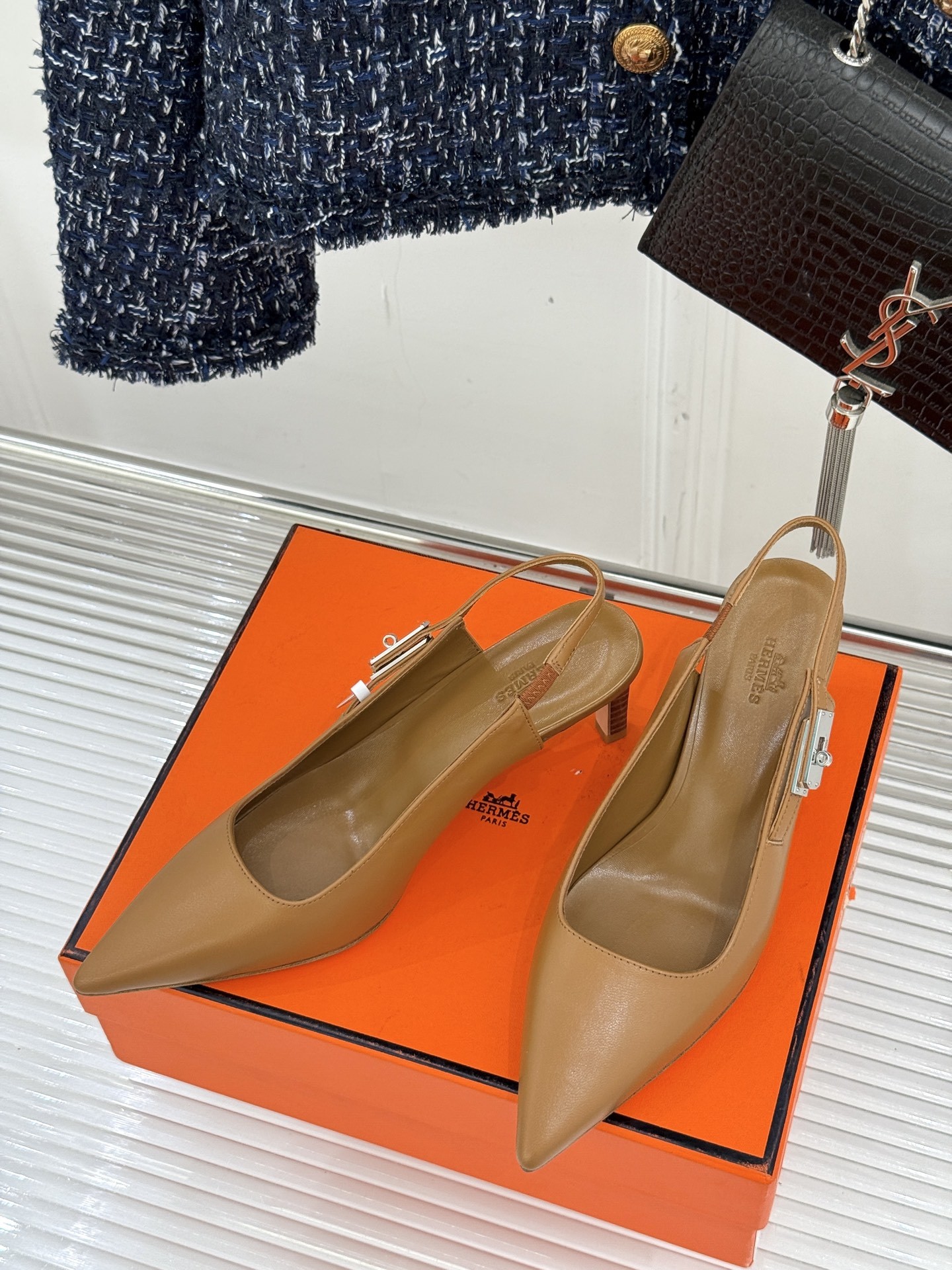 顶版
Hermès/爱马仕经典Kelly扣后空
尖头猫跟凉鞋
法式慵懒与奢华格调完美融合
成为了众多时髦