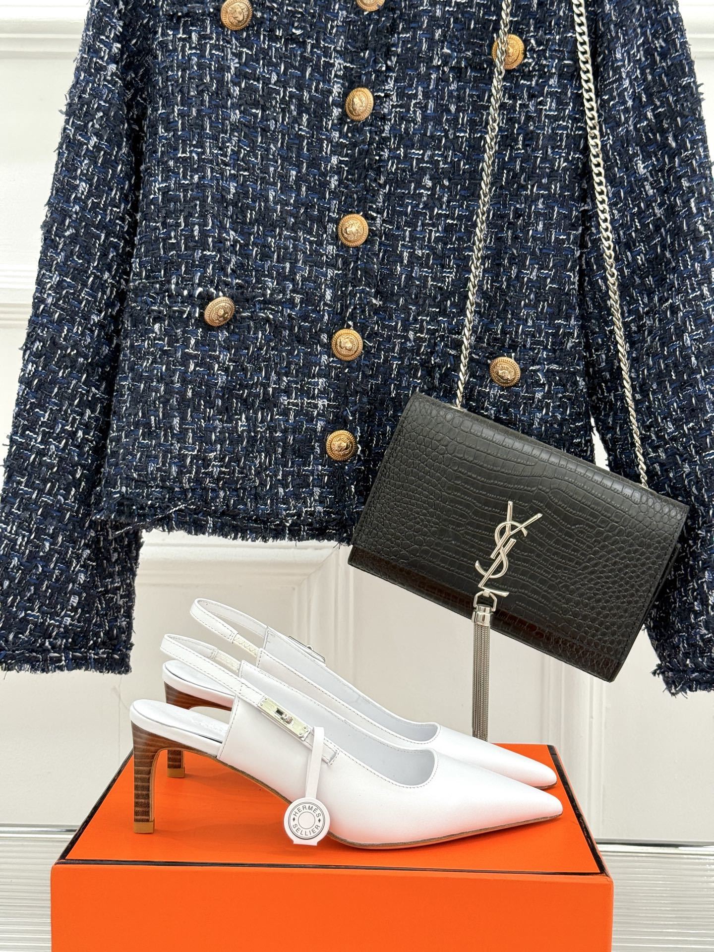 顶版
Hermès/爱马仕经典Kelly扣后空
尖头猫跟凉鞋
法式慵懒与奢华格调完美融合
成为了众多时髦