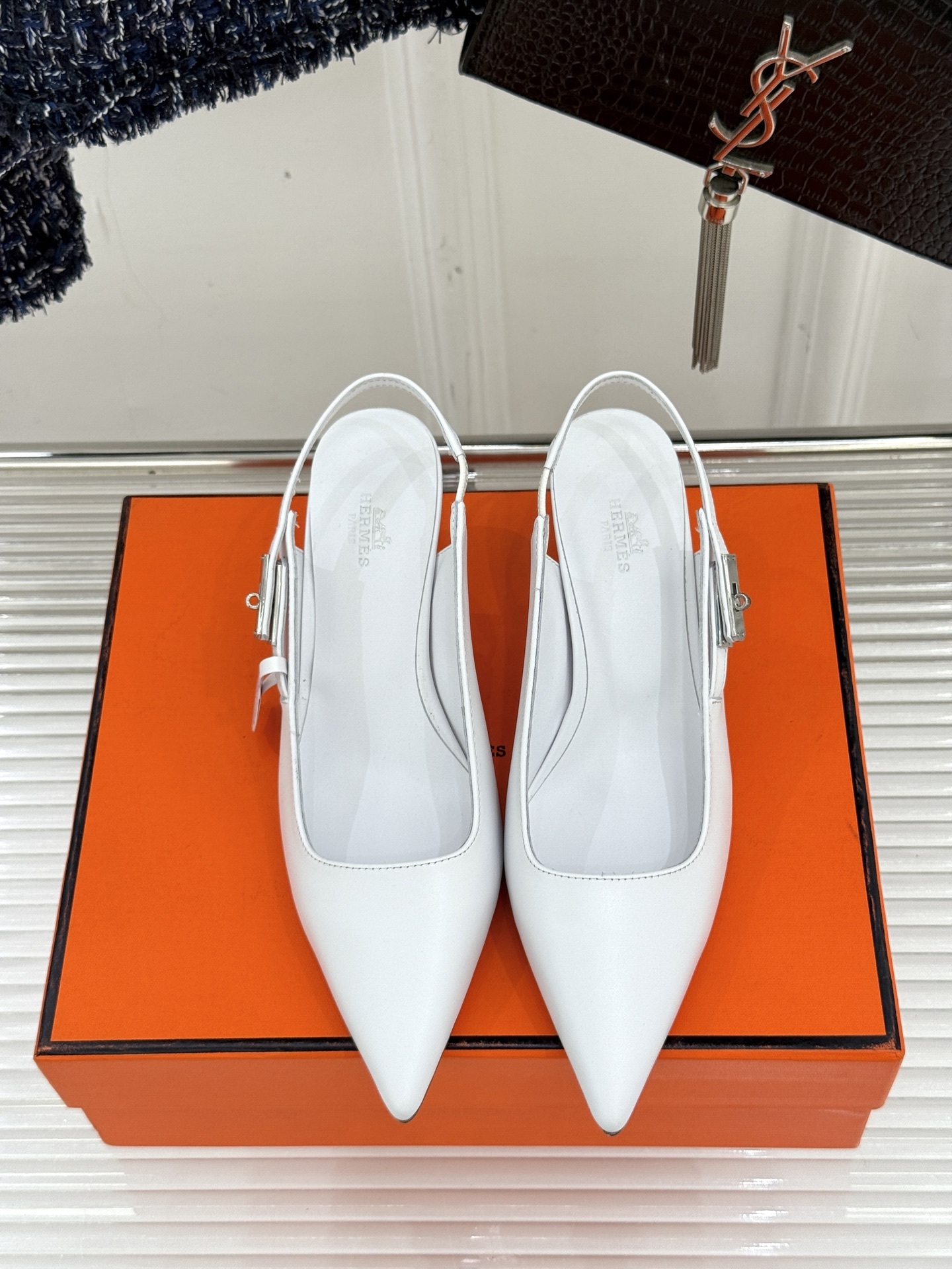 顶版
Hermès/爱马仕经典Kelly扣后空
尖头猫跟凉鞋
法式慵懒与奢华格调完美融合
成为了众多时髦