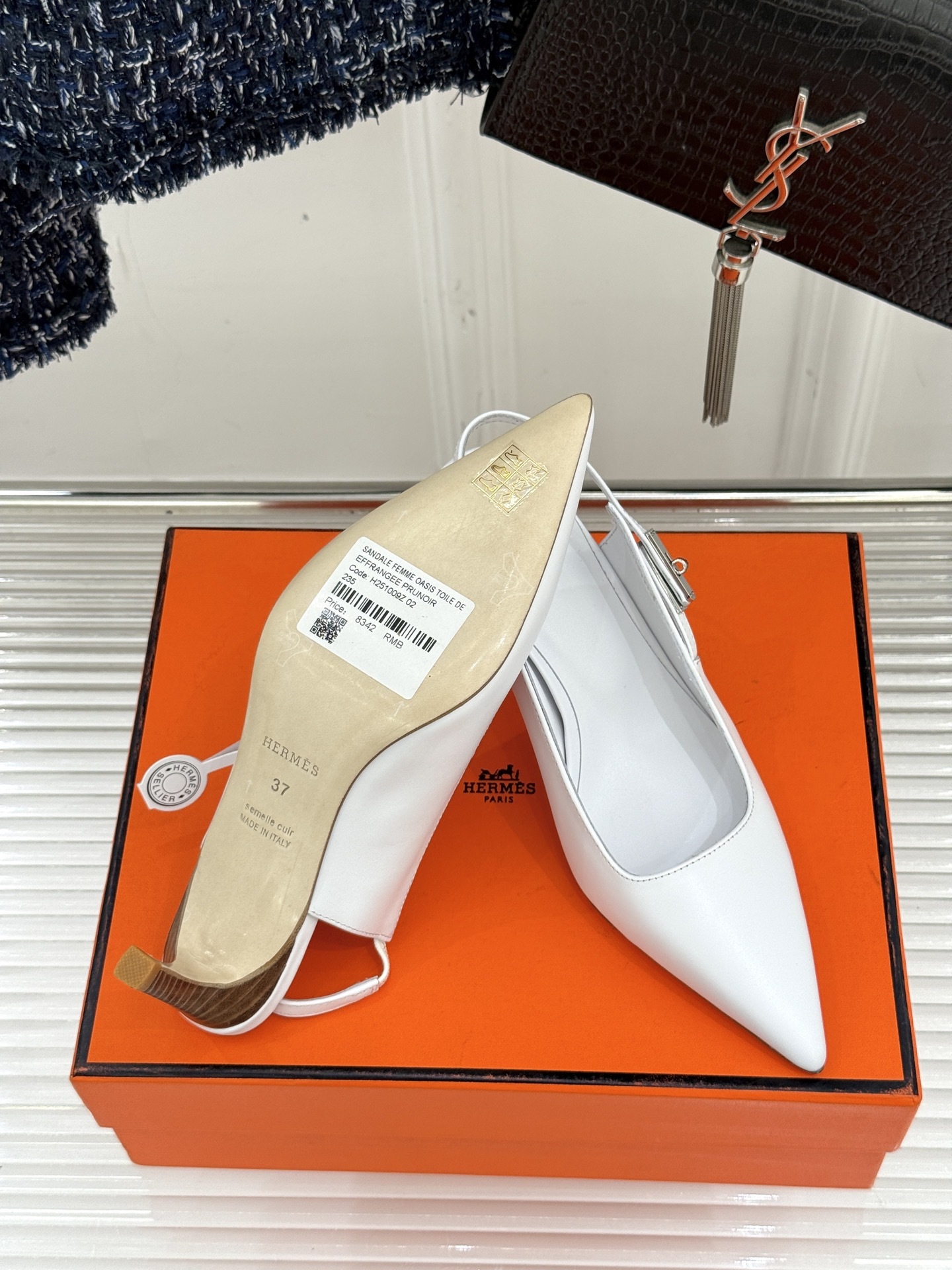 顶版
Hermès/爱马仕经典Kelly扣后空
尖头猫跟凉鞋
法式慵懒与奢华格调完美融合
成为了众多时髦