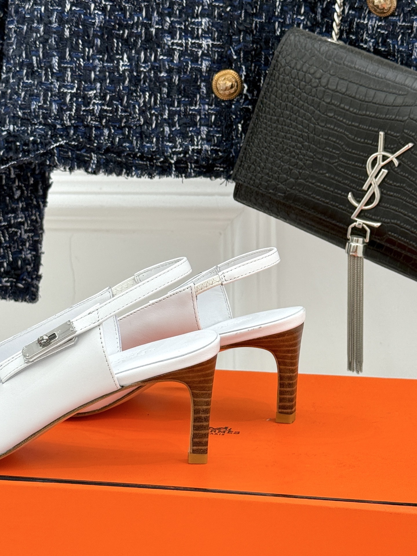 顶版
Hermès/爱马仕经典Kelly扣后空
尖头猫跟凉鞋
法式慵懒与奢华格调完美融合
成为了众多时髦