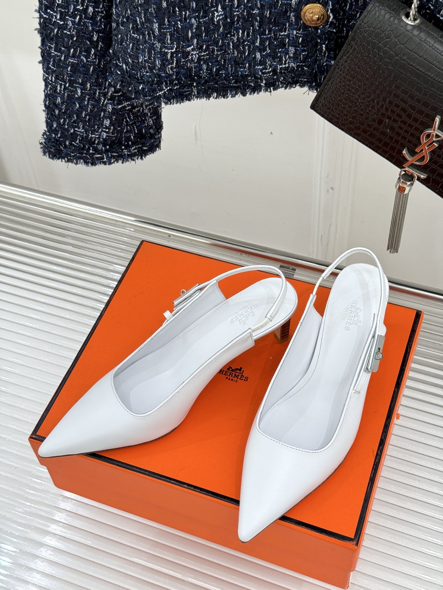 顶版
Hermès/爱马仕经典Kelly扣后空
尖头猫跟凉鞋
法式慵懒与奢华格调完美融合
成为了众多时髦