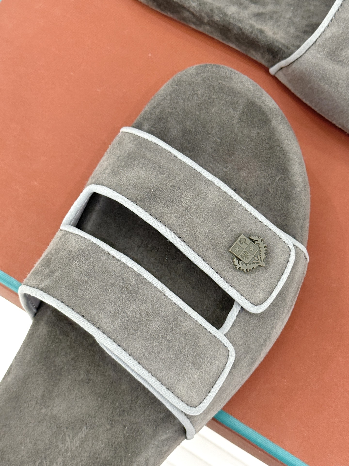 
Loro Piana/LPWF春夏新品复古
魔术贴休闲男款拖鞋
源自拥有近两百年历史的意大利奢侈品牌
