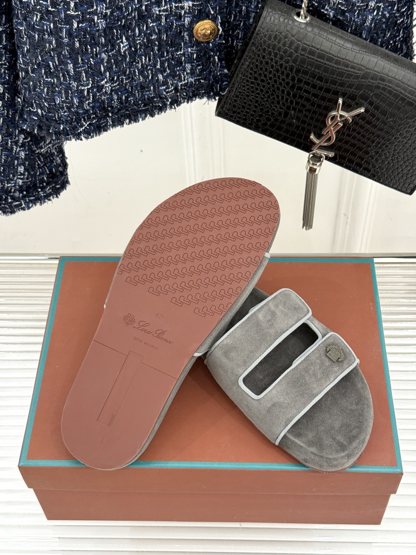 
Loro Piana/LPWF春夏新品复古
魔术贴休闲男款拖鞋
源自拥有近两百年历史的意大利奢侈品牌
