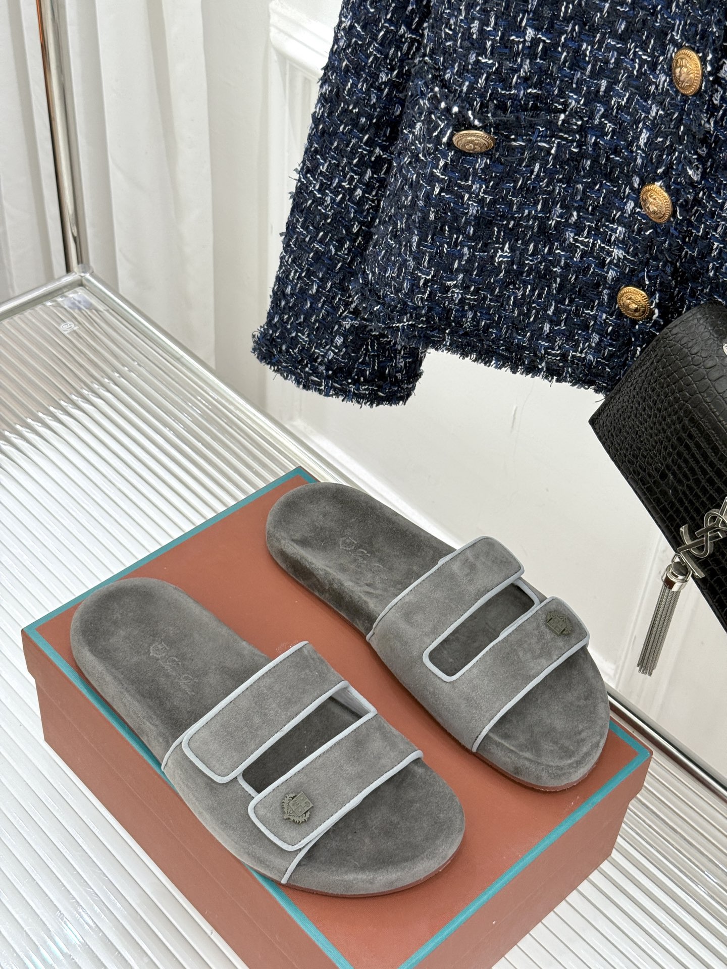
Loro Piana/LPWF春夏新品复古
魔术贴休闲男款拖鞋
源自拥有近两百年历史的意大利奢侈品牌
