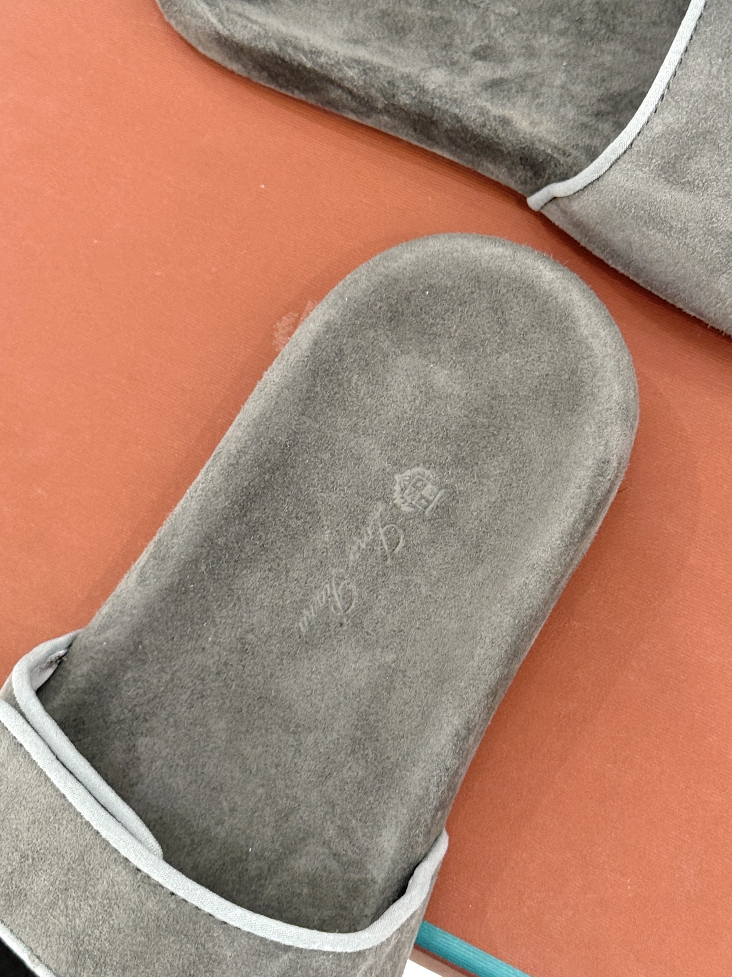 
Loro Piana/LPWF春夏新品复古
魔术贴休闲男款拖鞋
源自拥有近两百年历史的意大利奢侈品牌
