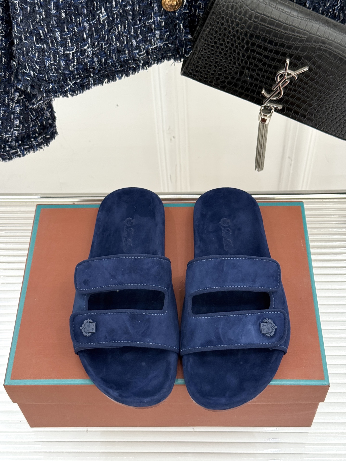 
Loro Piana/LPWF春夏新品复古
魔术贴休闲男款拖鞋
源自拥有近两百年历史的意大利奢侈品牌
