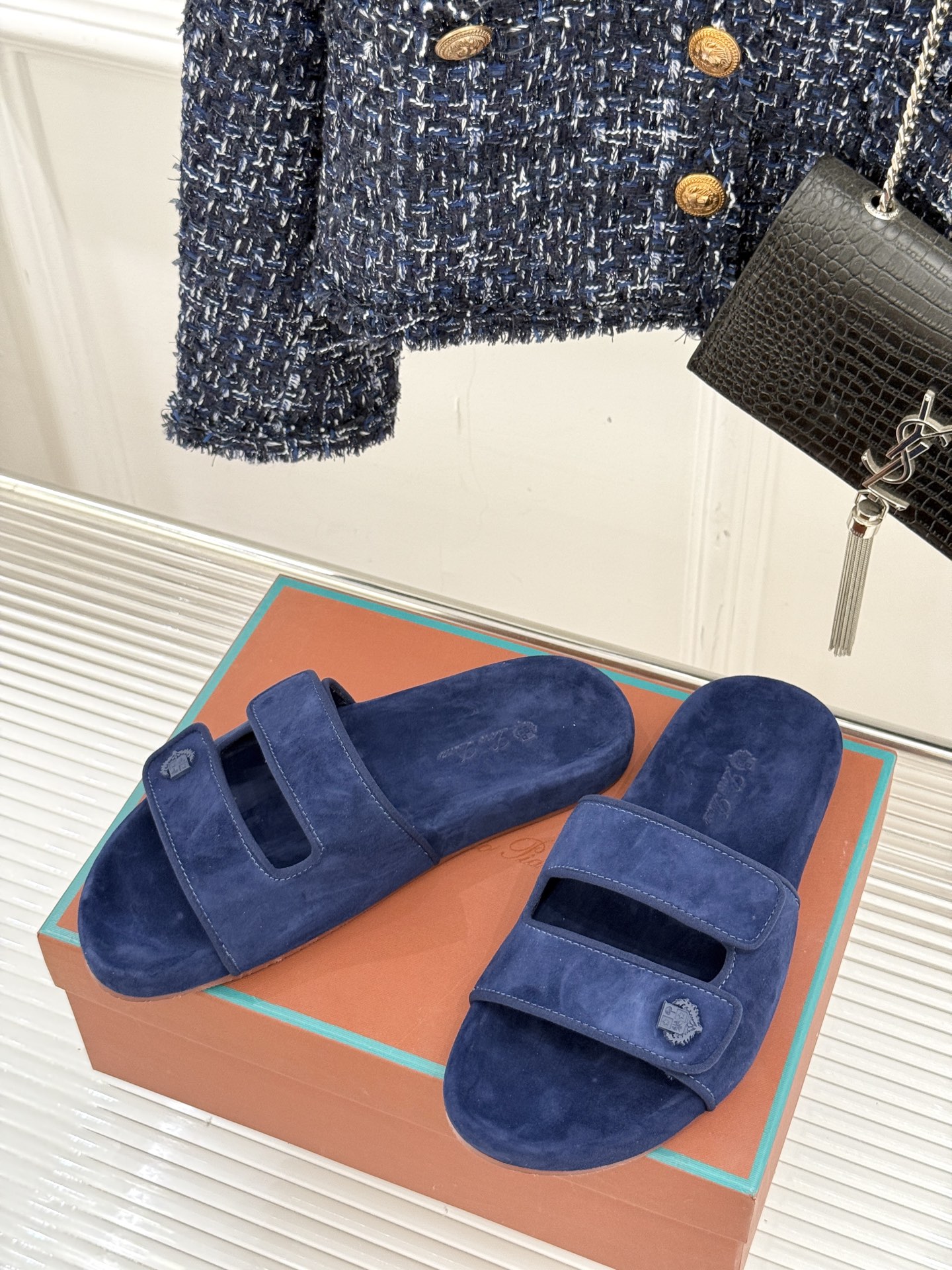
Loro Piana/LPWF春夏新品复古
魔术贴休闲男款拖鞋
源自拥有近两百年历史的意大利奢侈品牌
