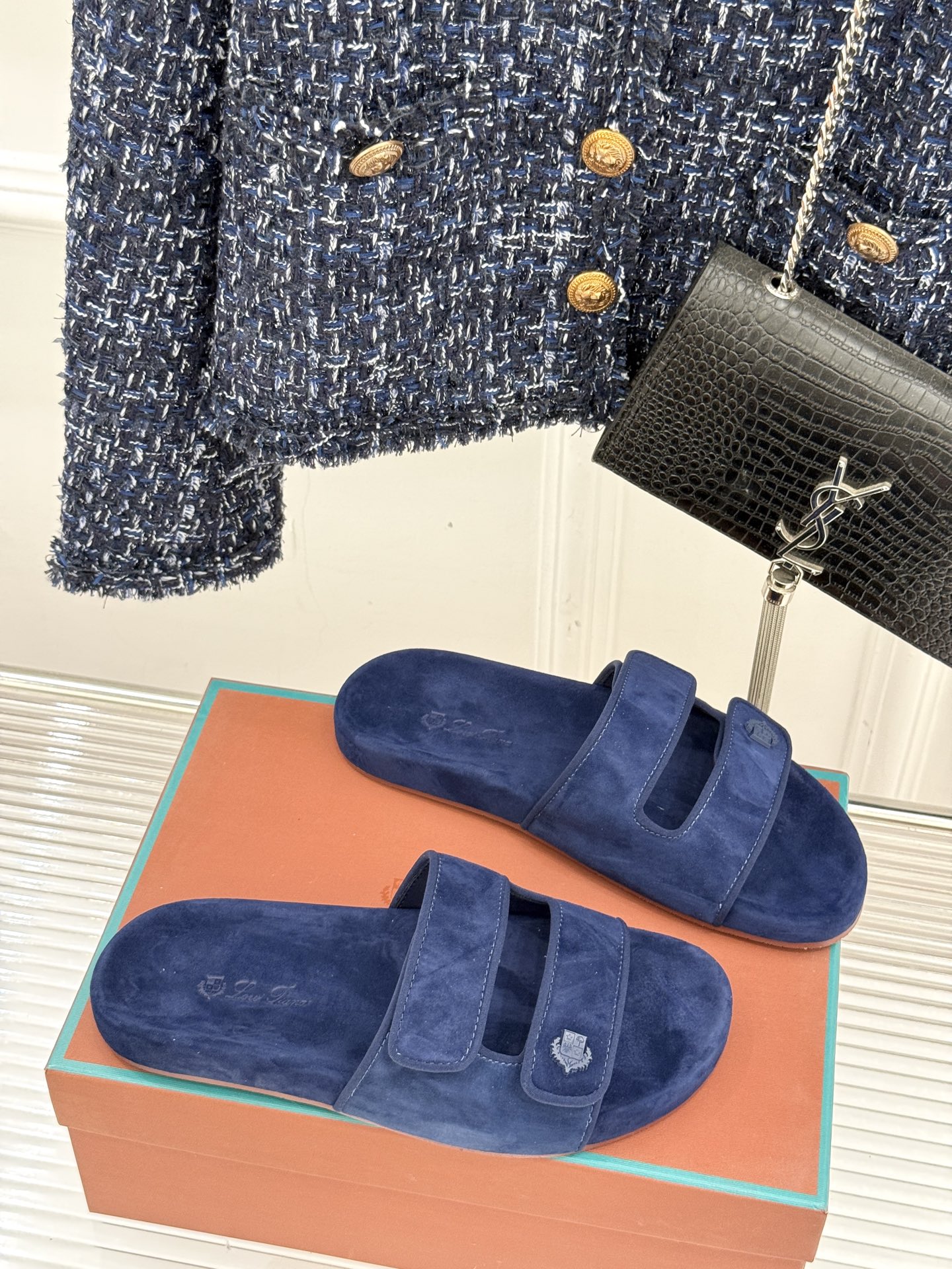 
Loro Piana/LPWF春夏新品复古
魔术贴休闲男款拖鞋
源自拥有近两百年历史的意大利奢侈品牌
