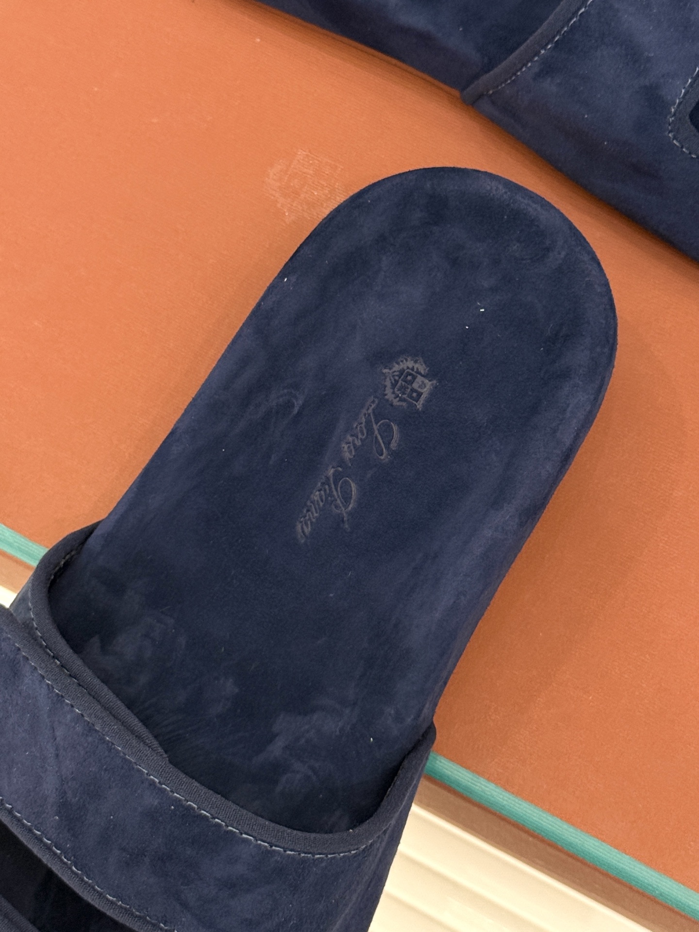 
Loro Piana/LPWF春夏新品复古
魔术贴休闲男款拖鞋
源自拥有近两百年历史的意大利奢侈品牌
