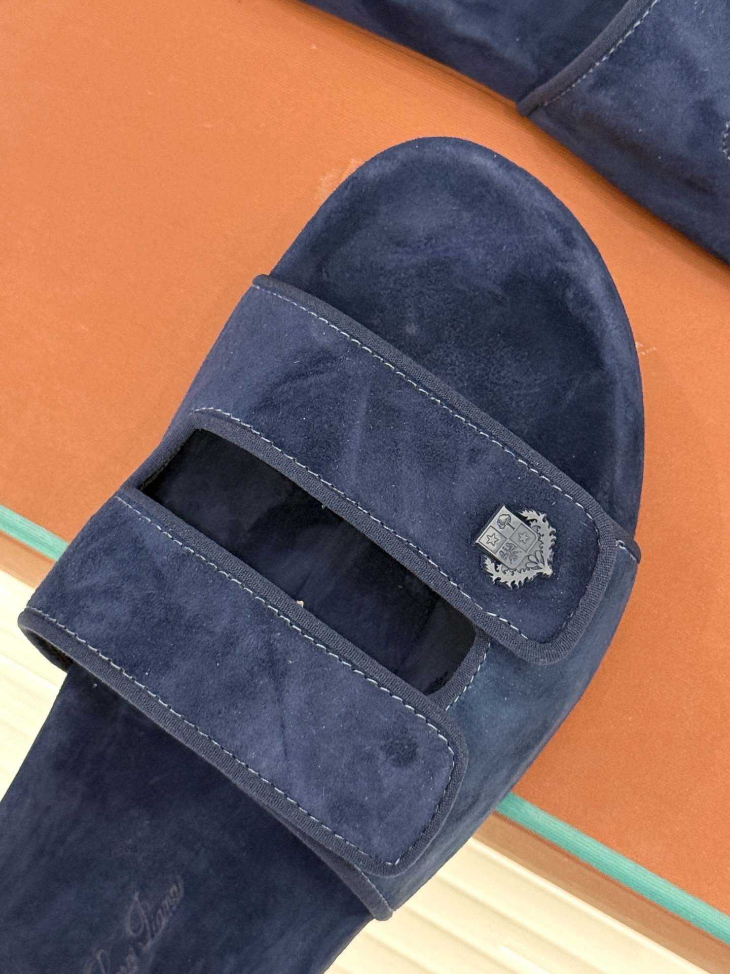 
Loro Piana/LPWF春夏新品复古
魔术贴休闲男款拖鞋
源自拥有近两百年历史的意大利奢侈品牌
