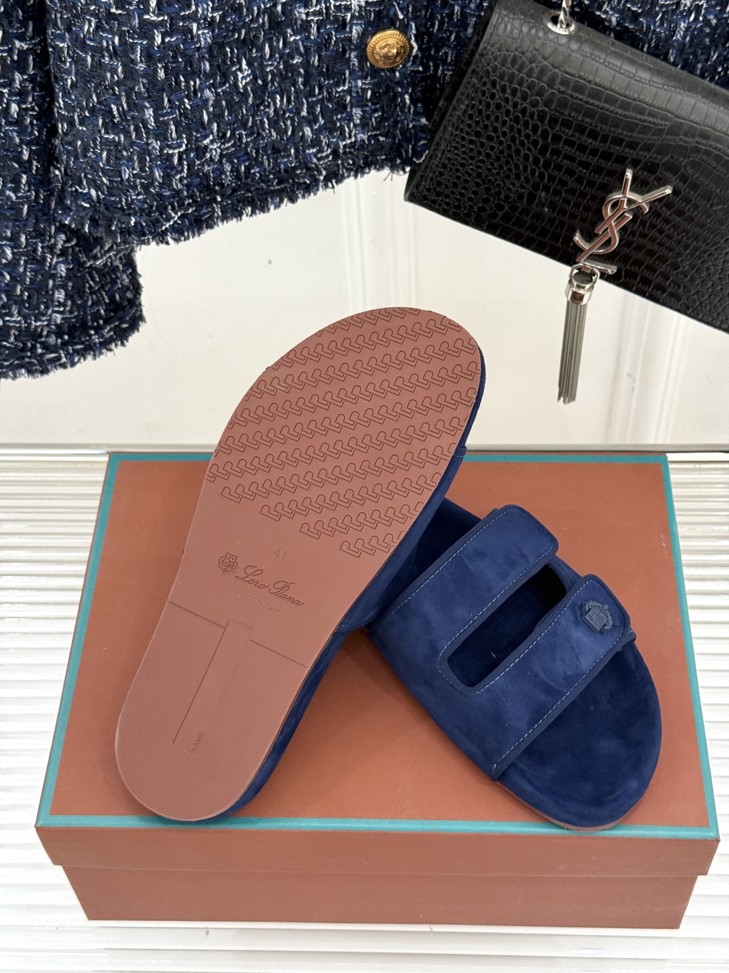 
Loro Piana/LPWF春夏新品复古
魔术贴休闲男款拖鞋
源自拥有近两百年历史的意大利奢侈品牌

