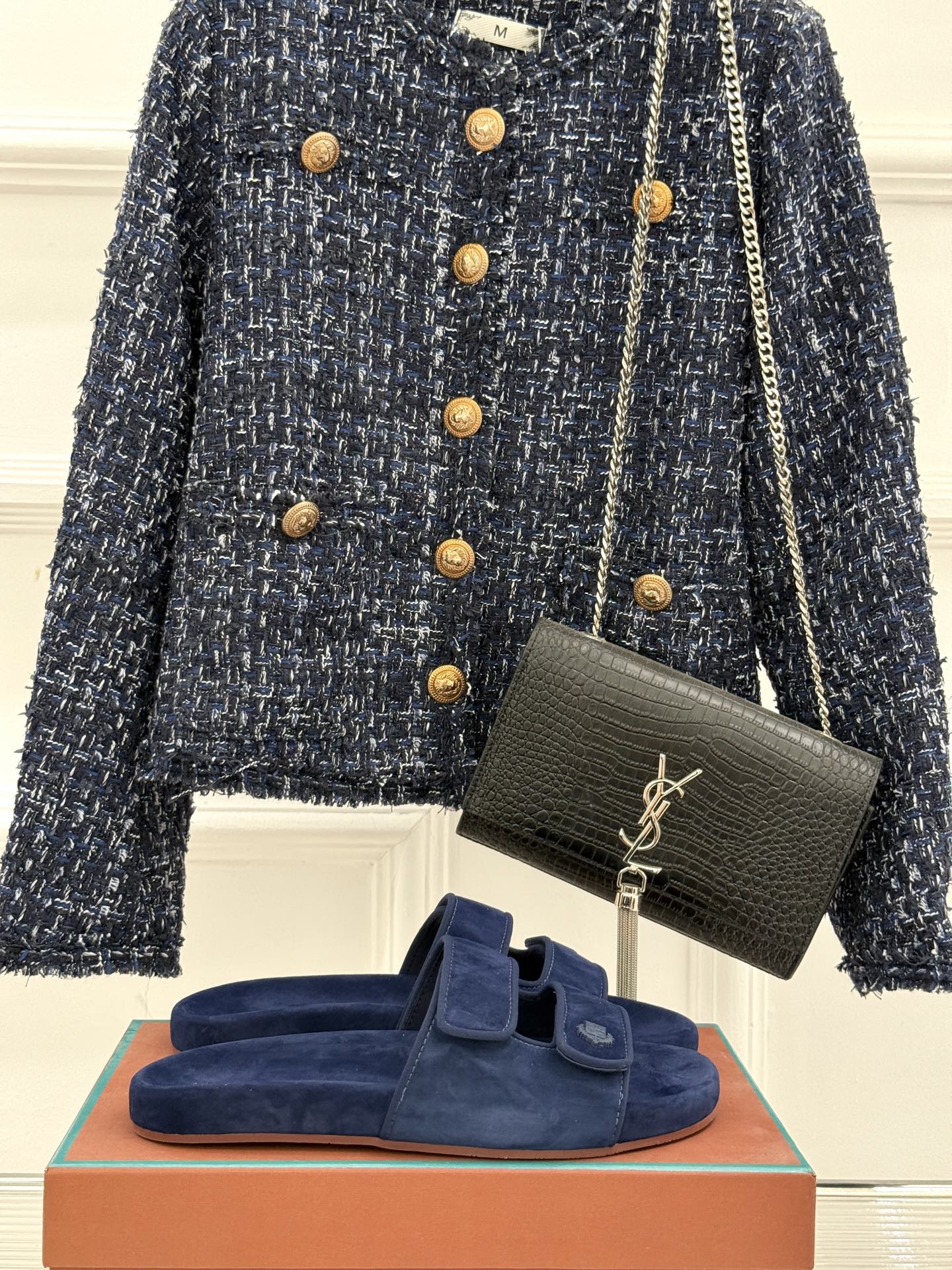 
Loro Piana/LPWF春夏新品复古
魔术贴休闲男款拖鞋
源自拥有近两百年历史的意大利奢侈品牌
