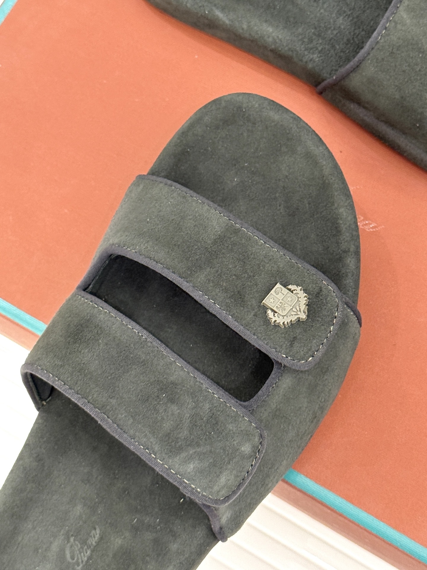 Loro Piana/LPWF春夏新品复古
魔术贴休闲男款拖鞋
源自拥有近两百年历史的意大利奢侈品牌