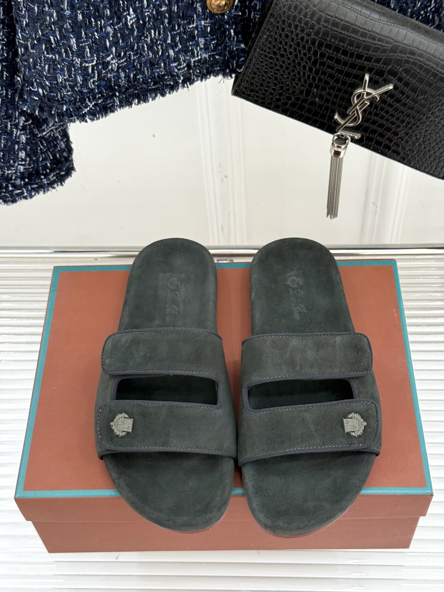 Loro Piana/LPWF春夏新品复古
魔术贴休闲男款拖鞋
源自拥有近两百年历史的意大利奢侈品牌