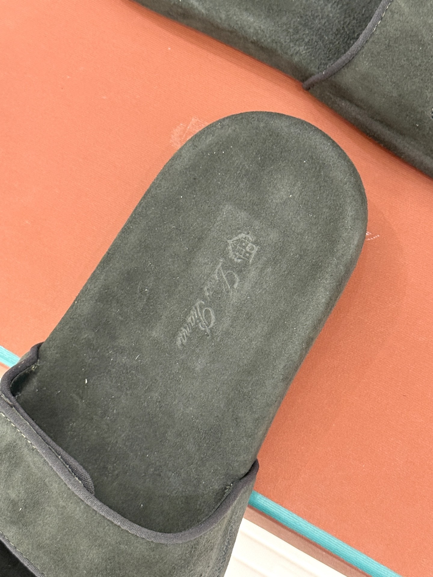Loro Piana/LPWF春夏新品复古
魔术贴休闲男款拖鞋
源自拥有近两百年历史的意大利奢侈品牌