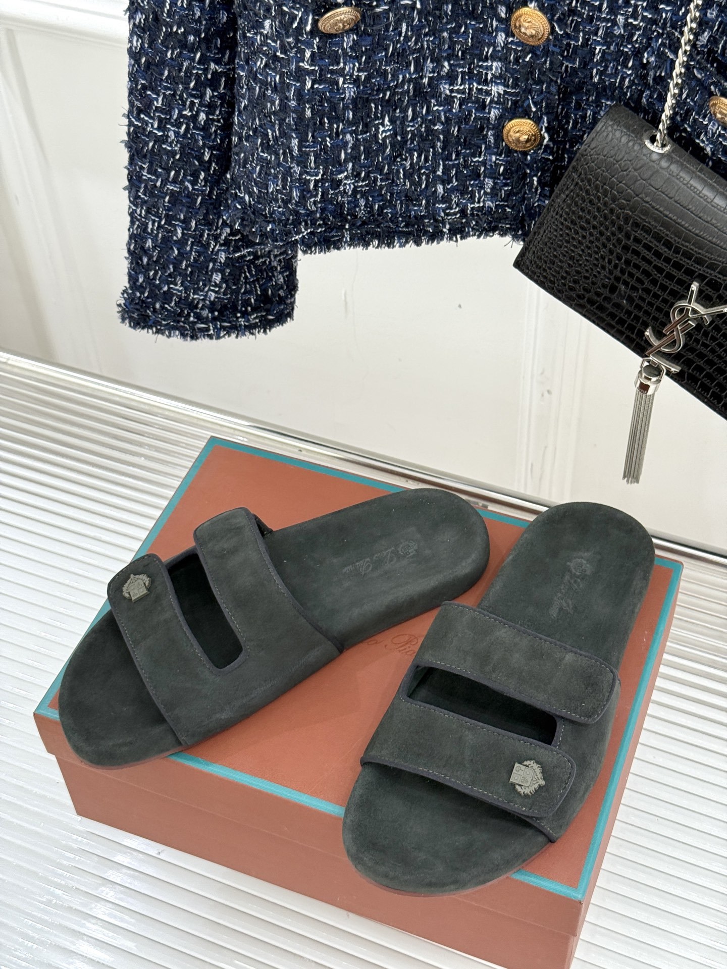 Loro Piana/LPWF春夏新品复古
魔术贴休闲男款拖鞋
源自拥有近两百年历史的意大利奢侈品牌
