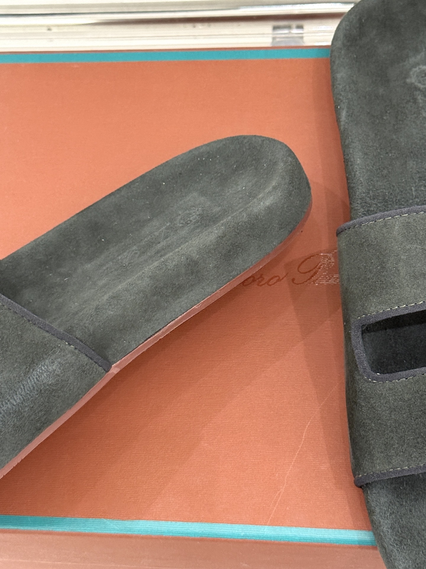 Loro Piana/LPWF春夏新品复古
魔术贴休闲男款拖鞋
源自拥有近两百年历史的意大利奢侈品牌