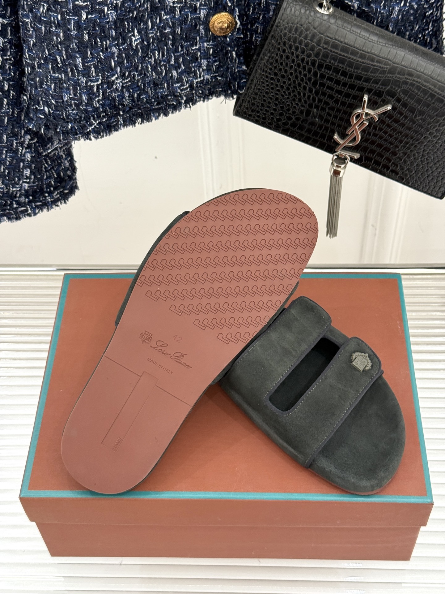 Loro Piana/LPWF春夏新品复古
魔术贴休闲男款拖鞋
源自拥有近两百年历史的意大利奢侈品牌