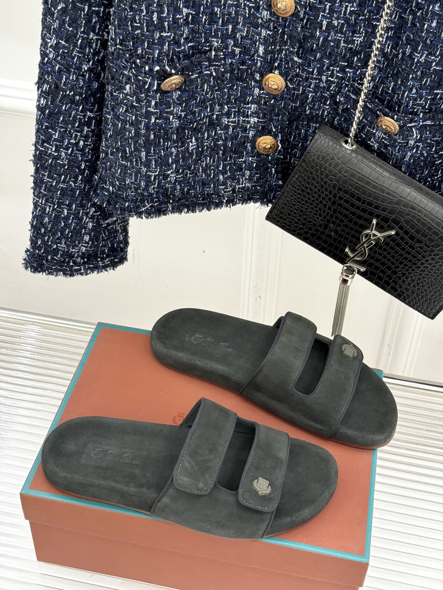 Loro Piana/LPWF春夏新品复古
魔术贴休闲男款拖鞋
源自拥有近两百年历史的意大利奢侈品牌