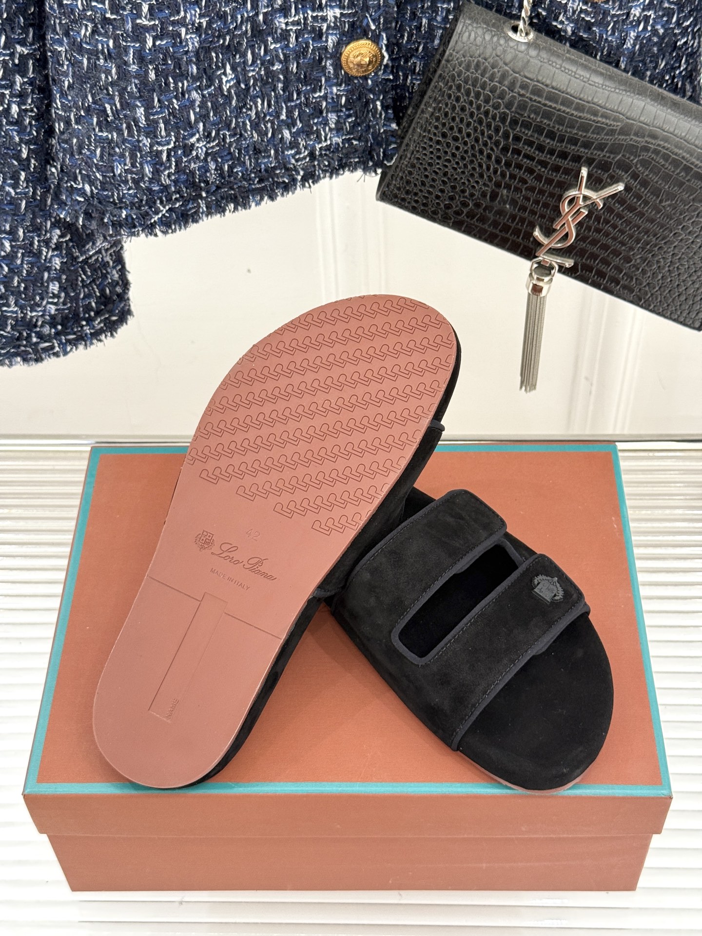 
Loro Piana/LPWF春夏新品复古
魔术贴休闲男款拖鞋
源自拥有近两百年历史的意大利奢侈品牌
