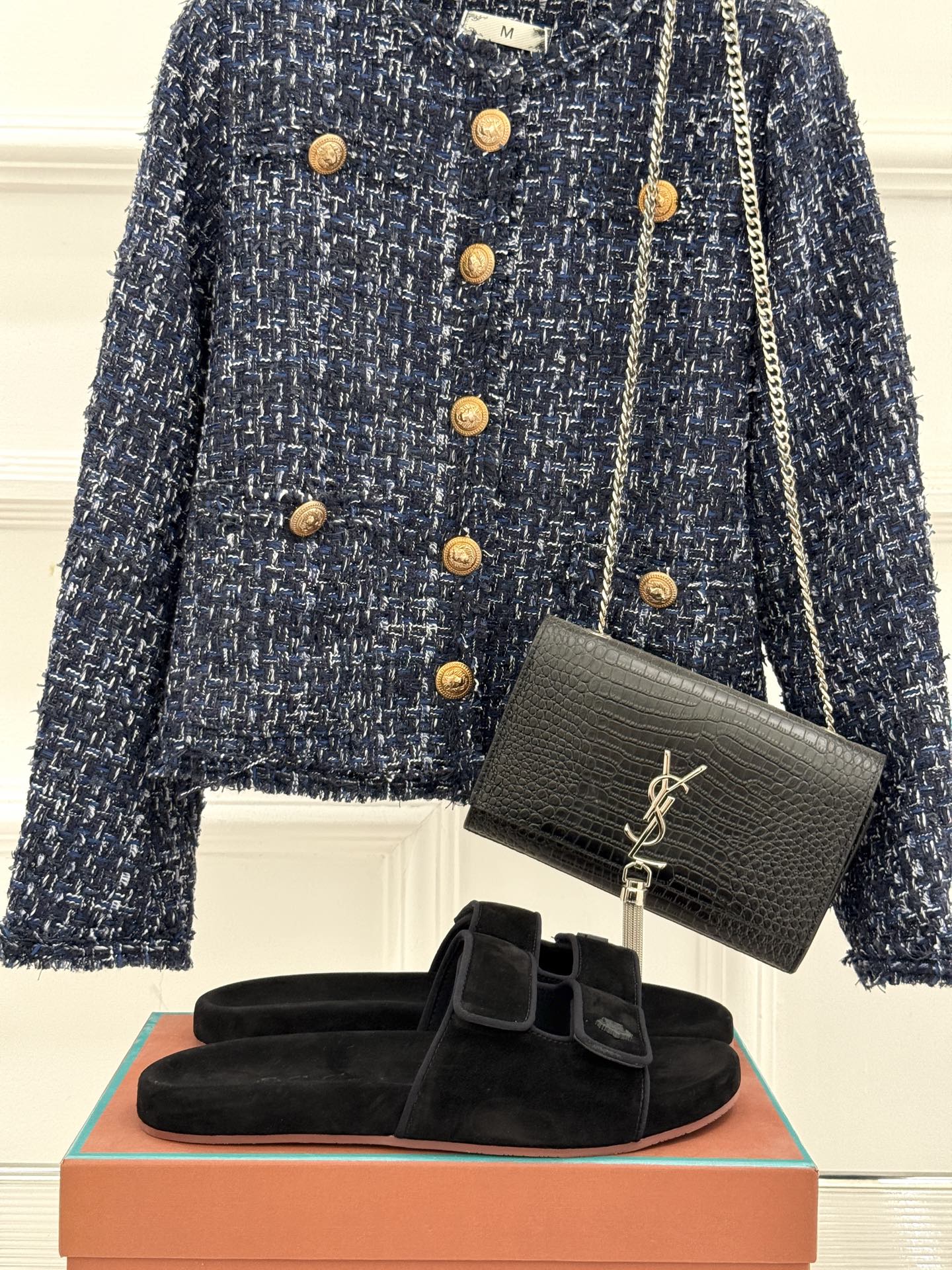 
Loro Piana/LPWF春夏新品复古
魔术贴休闲男款拖鞋
源自拥有近两百年历史的意大利奢侈品牌
