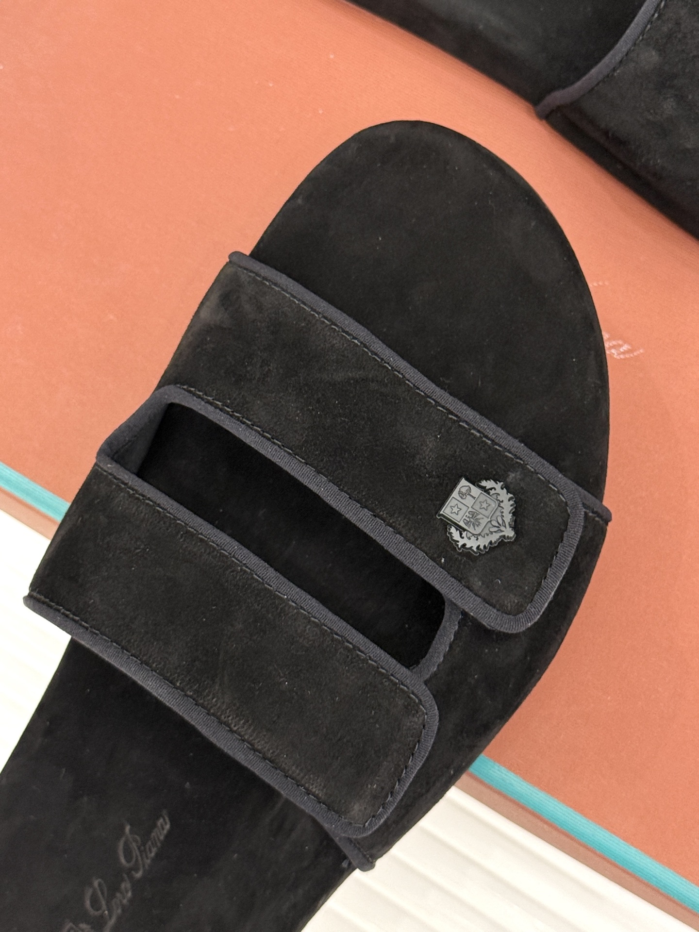 
Loro Piana/LPWF春夏新品复古
魔术贴休闲男款拖鞋
源自拥有近两百年历史的意大利奢侈品牌
