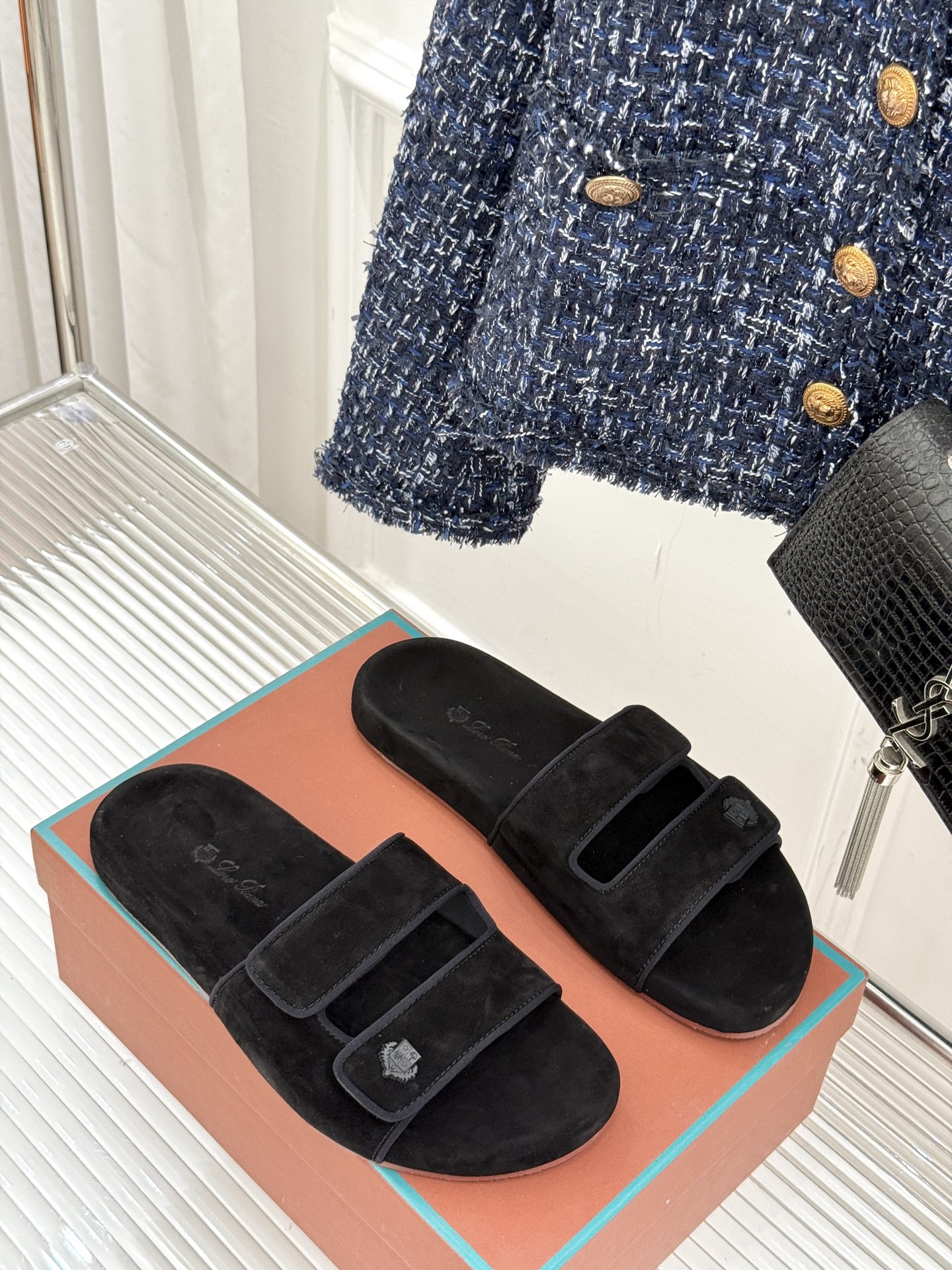 
Loro Piana/LPWF春夏新品复古
魔术贴休闲男款拖鞋
源自拥有近两百年历史的意大利奢侈品牌
