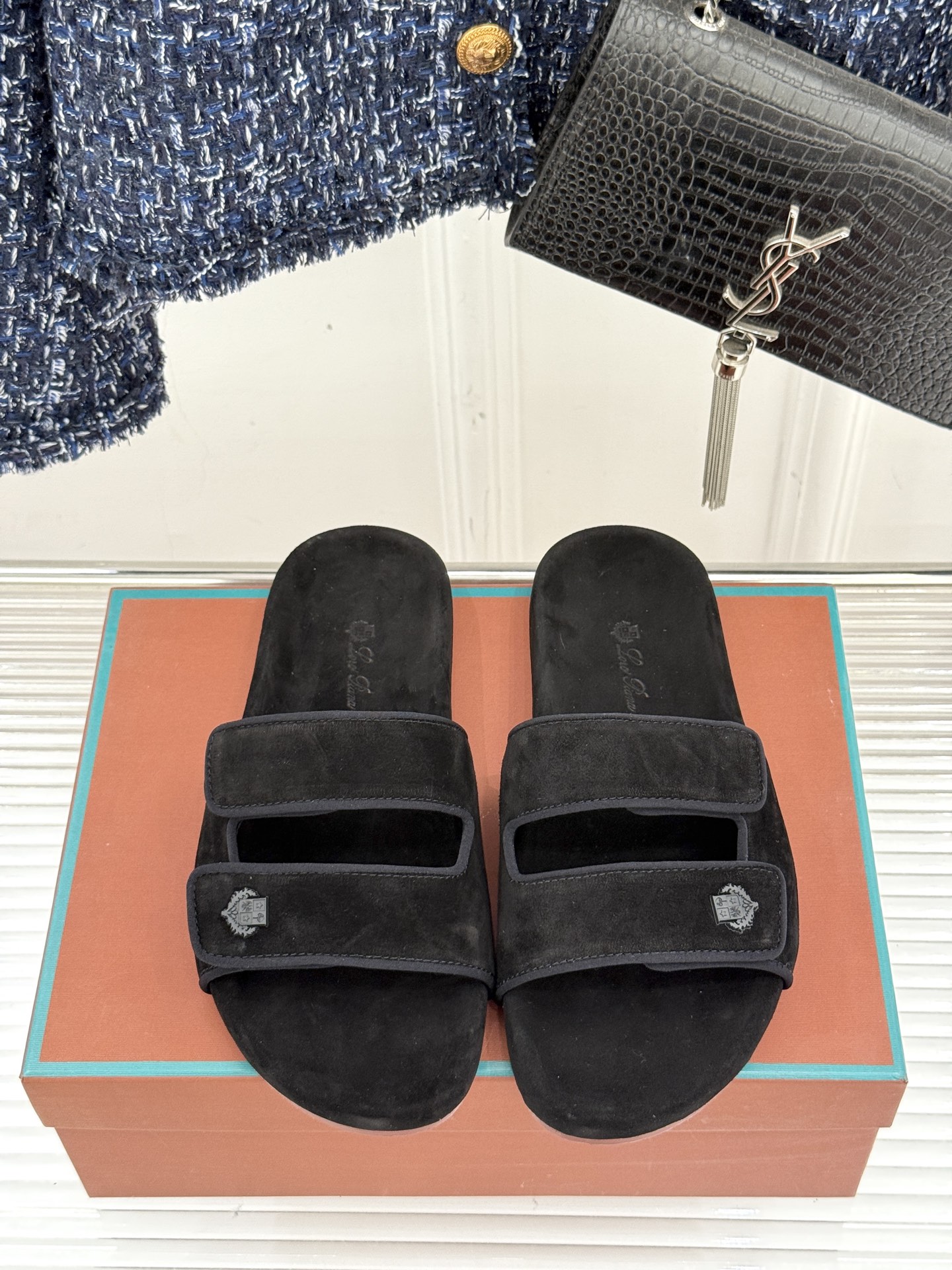 
Loro Piana/LPWF春夏新品复古
魔术贴休闲男款拖鞋
源自拥有近两百年历史的意大利奢侈品牌
