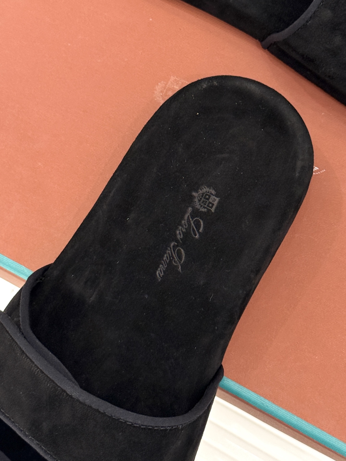 
Loro Piana/LPWF春夏新品复古
魔术贴休闲男款拖鞋
源自拥有近两百年历史的意大利奢侈品牌
