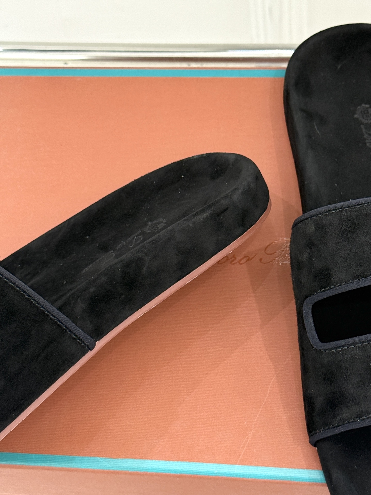 
Loro Piana/LPWF春夏新品复古
魔术贴休闲男款拖鞋
源自拥有近两百年历史的意大利奢侈品牌
