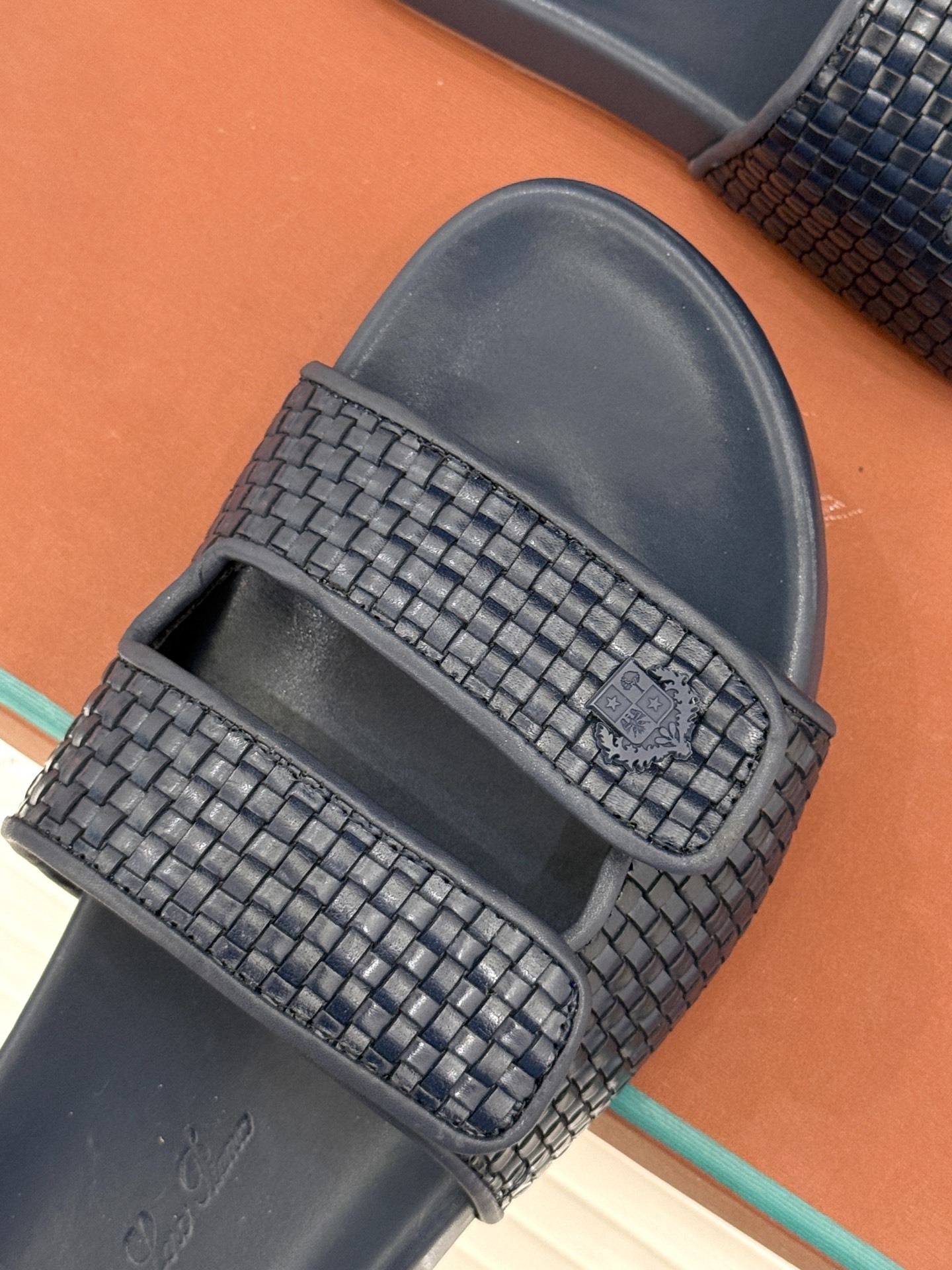 Loro Piana/LPWF春夏新品复古
魔术贴休闲男款拖鞋
源自拥有近两百年历史的意大利奢侈品牌