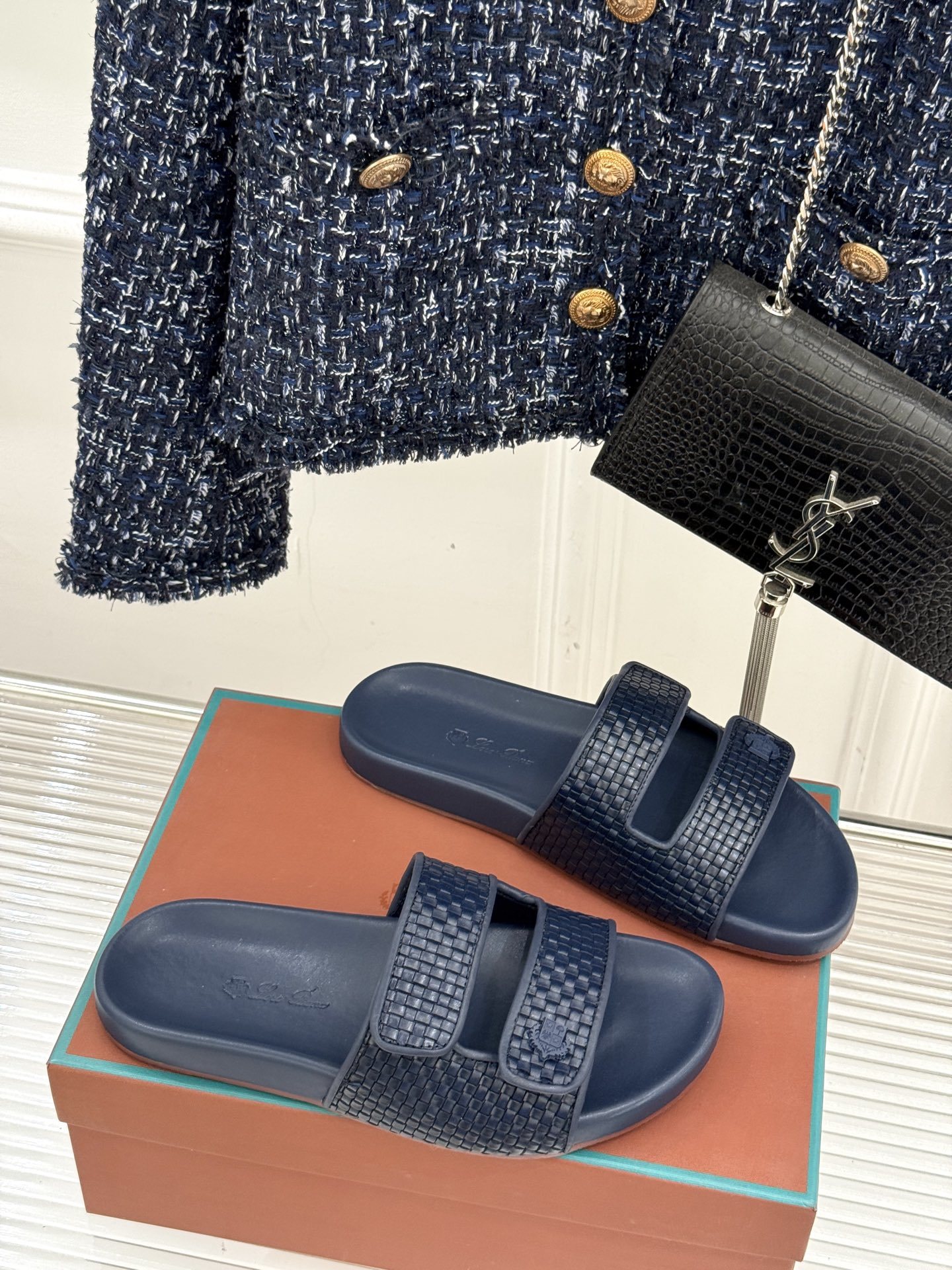 Loro Piana/LPWF春夏新品复古
魔术贴休闲男款拖鞋
源自拥有近两百年历史的意大利奢侈品牌