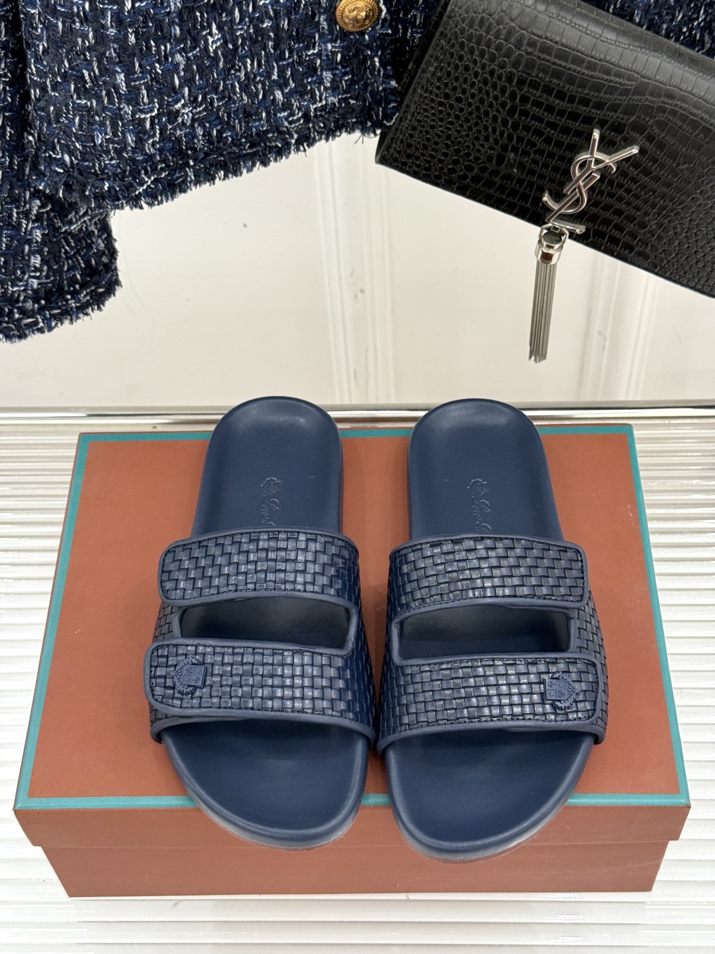 Loro Piana/LPWF春夏新品复古
魔术贴休闲男款拖鞋
源自拥有近两百年历史的意大利奢侈品牌