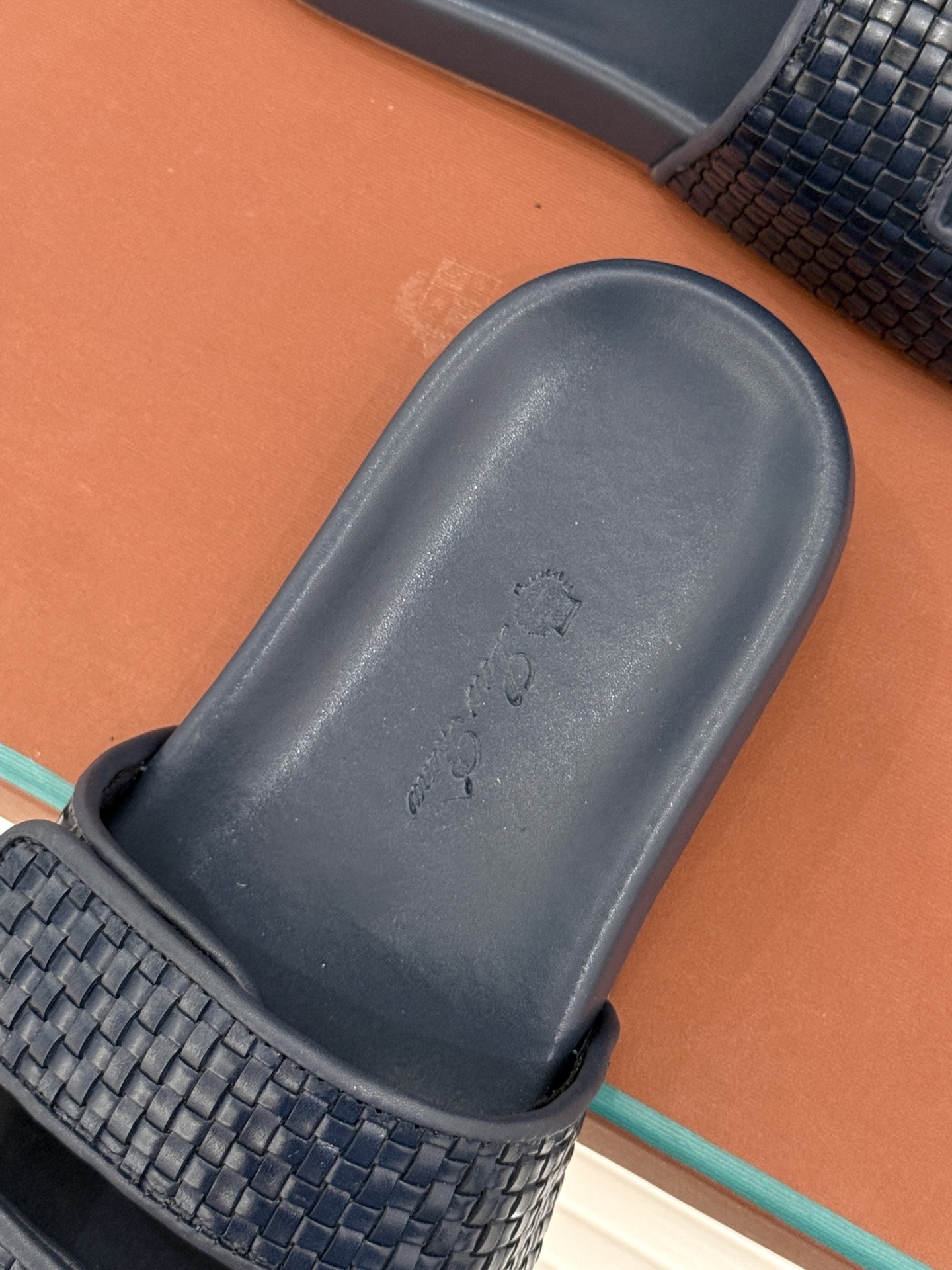 Loro Piana/LPWF春夏新品复古
魔术贴休闲男款拖鞋
源自拥有近两百年历史的意大利奢侈品牌
