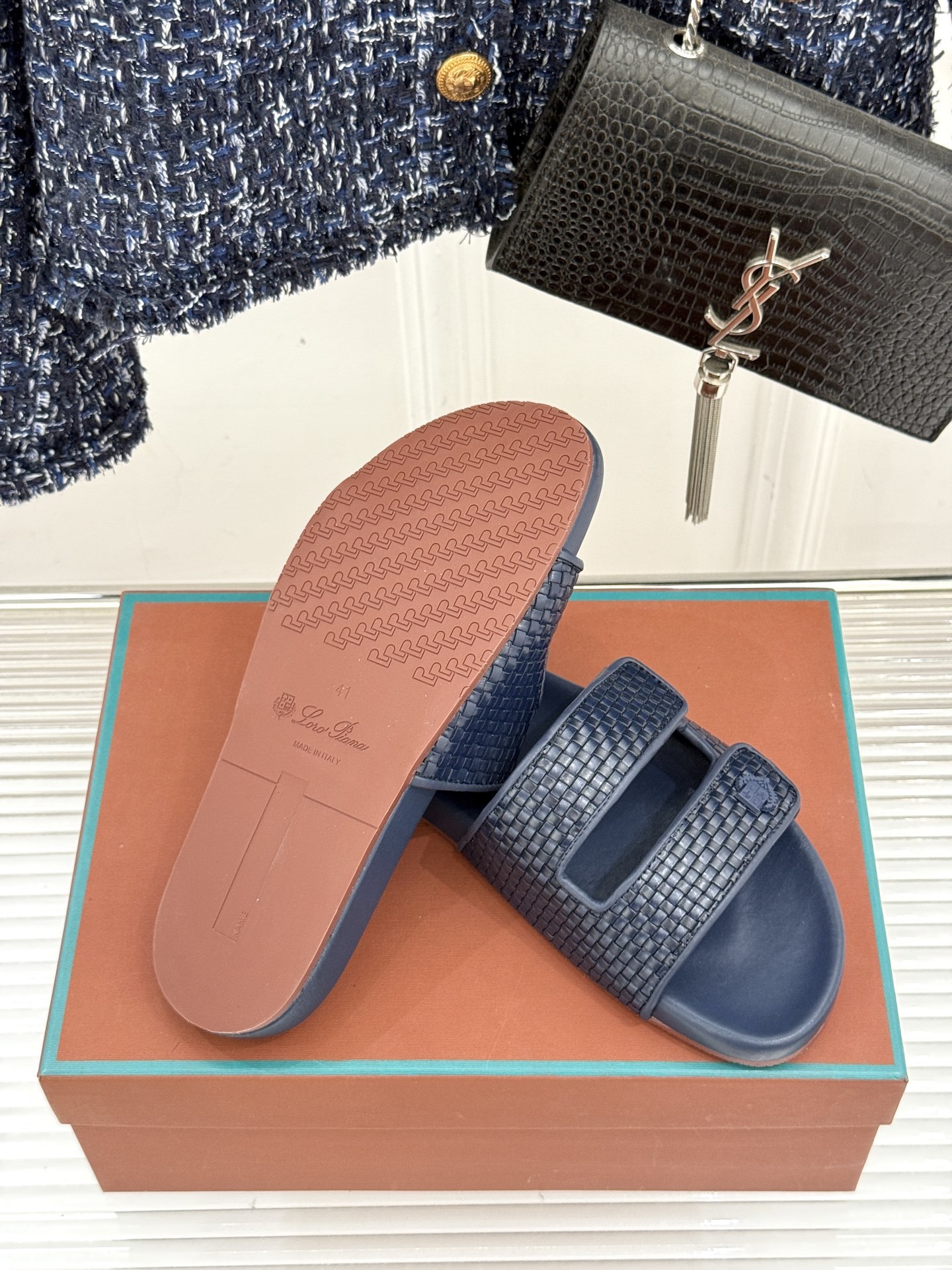 Loro Piana/LPWF春夏新品复古
魔术贴休闲男款拖鞋
源自拥有近两百年历史的意大利奢侈品牌