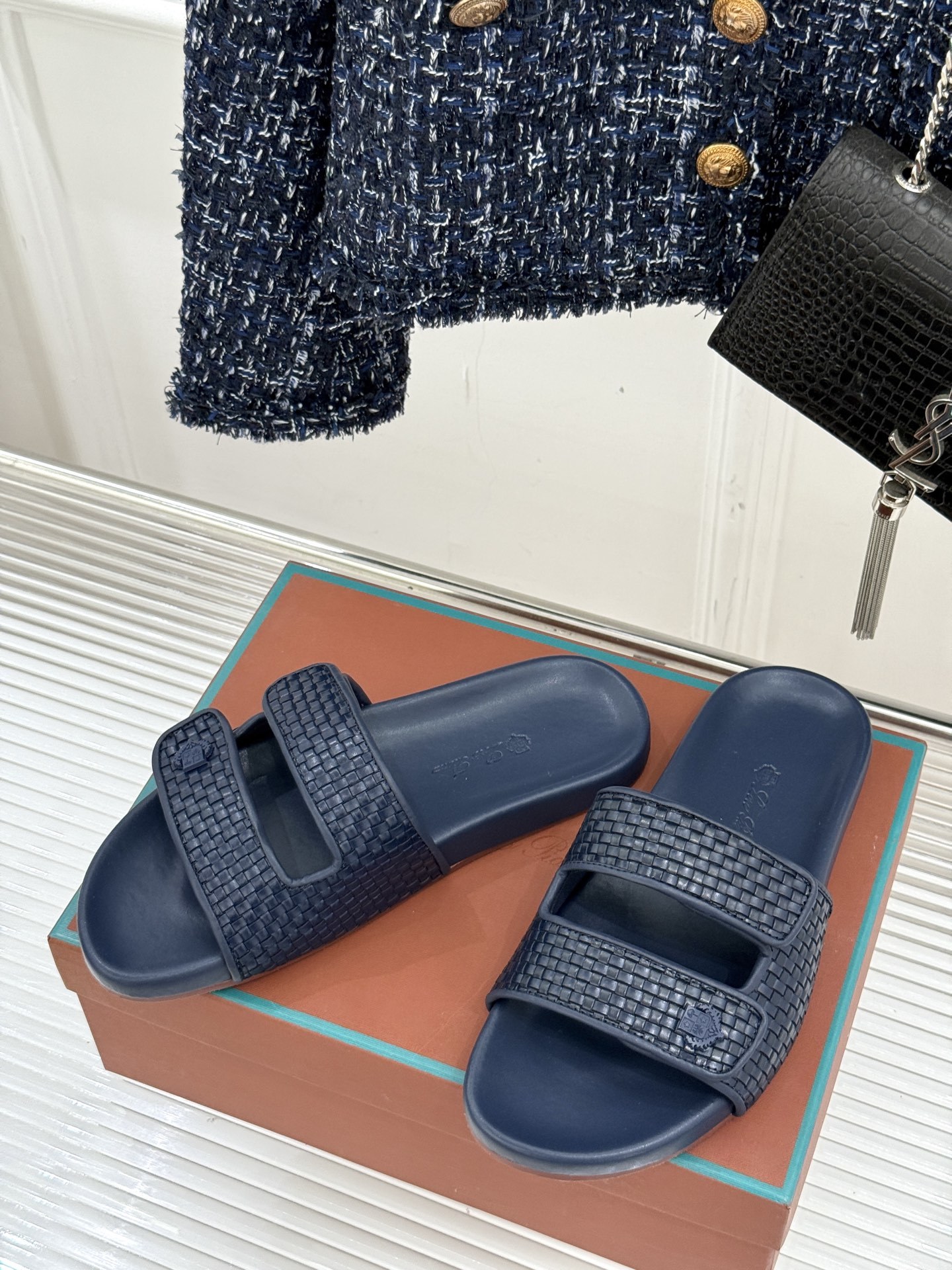 Loro Piana/LPWF春夏新品复古
魔术贴休闲男款拖鞋
源自拥有近两百年历史的意大利奢侈品牌