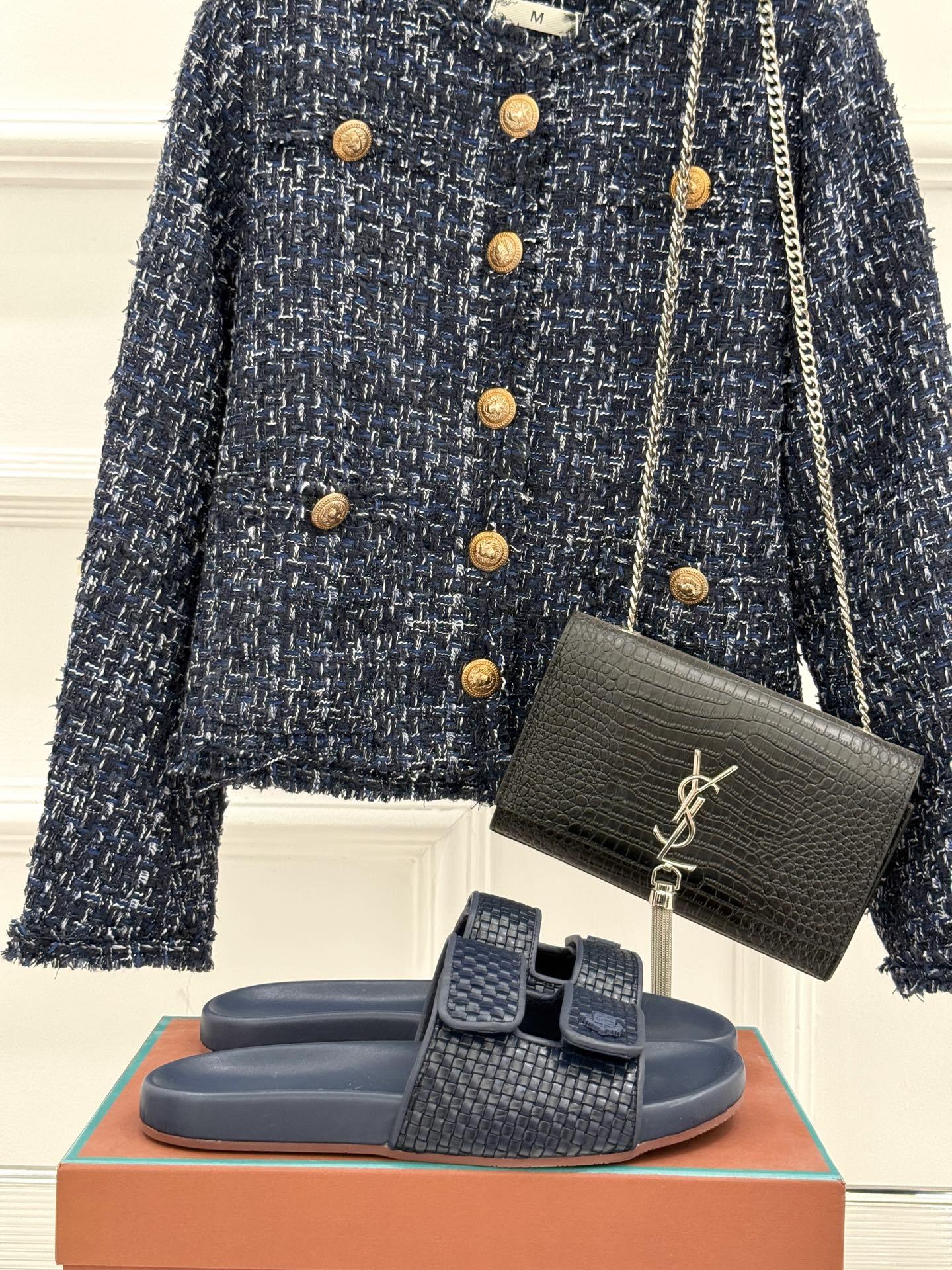 Loro Piana/LPWF春夏新品复古
魔术贴休闲男款拖鞋
源自拥有近两百年历史的意大利奢侈品牌