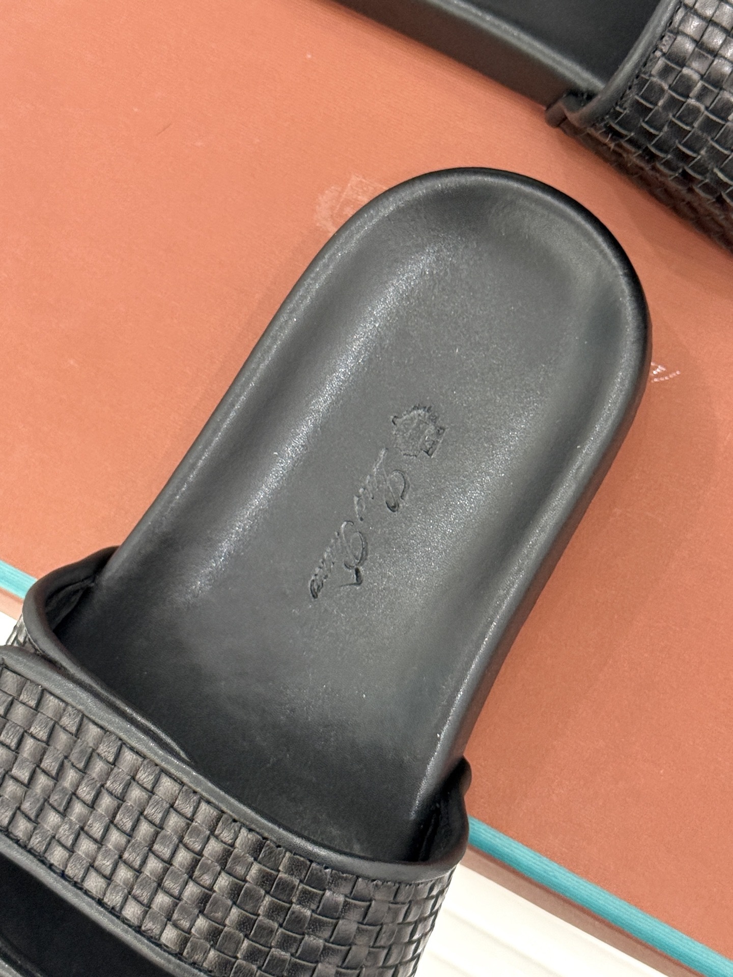 Loro Piana/LPWF春夏新品复古
魔术贴休闲男款拖鞋
源自拥有近两百年历史的意大利奢侈品牌