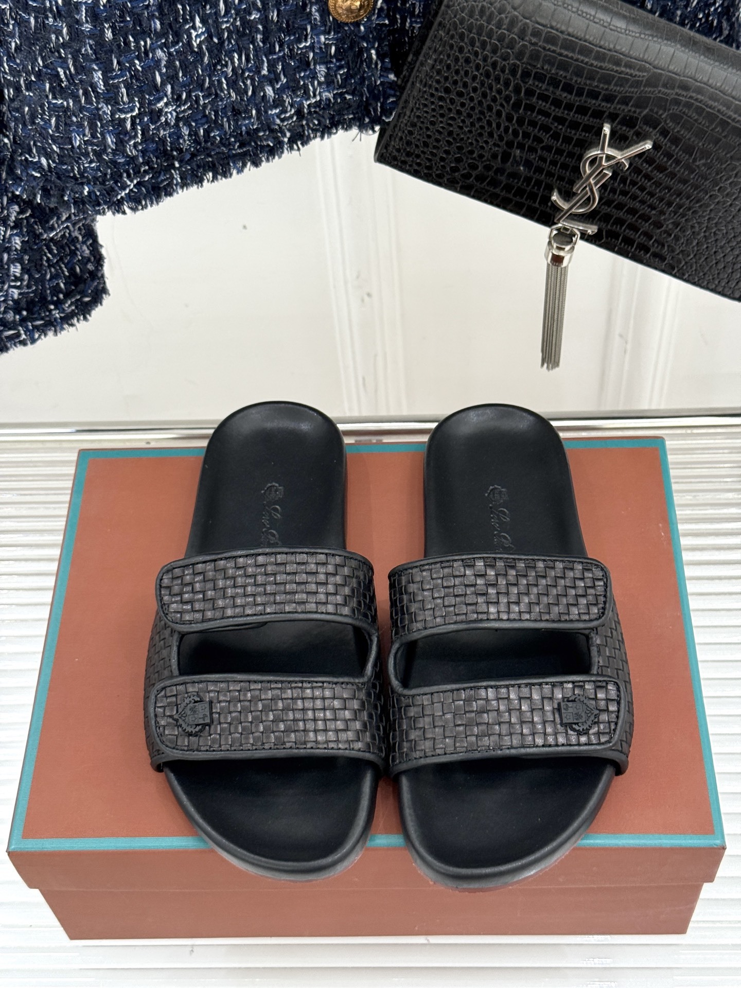 Loro Piana/LPWF春夏新品复古
魔术贴休闲男款拖鞋
源自拥有近两百年历史的意大利奢侈品牌