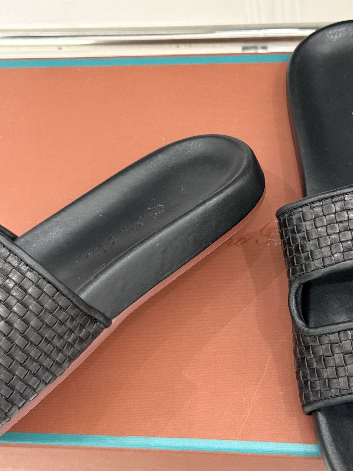 Loro Piana/LPWF春夏新品复古
魔术贴休闲男款拖鞋
源自拥有近两百年历史的意大利奢侈品牌