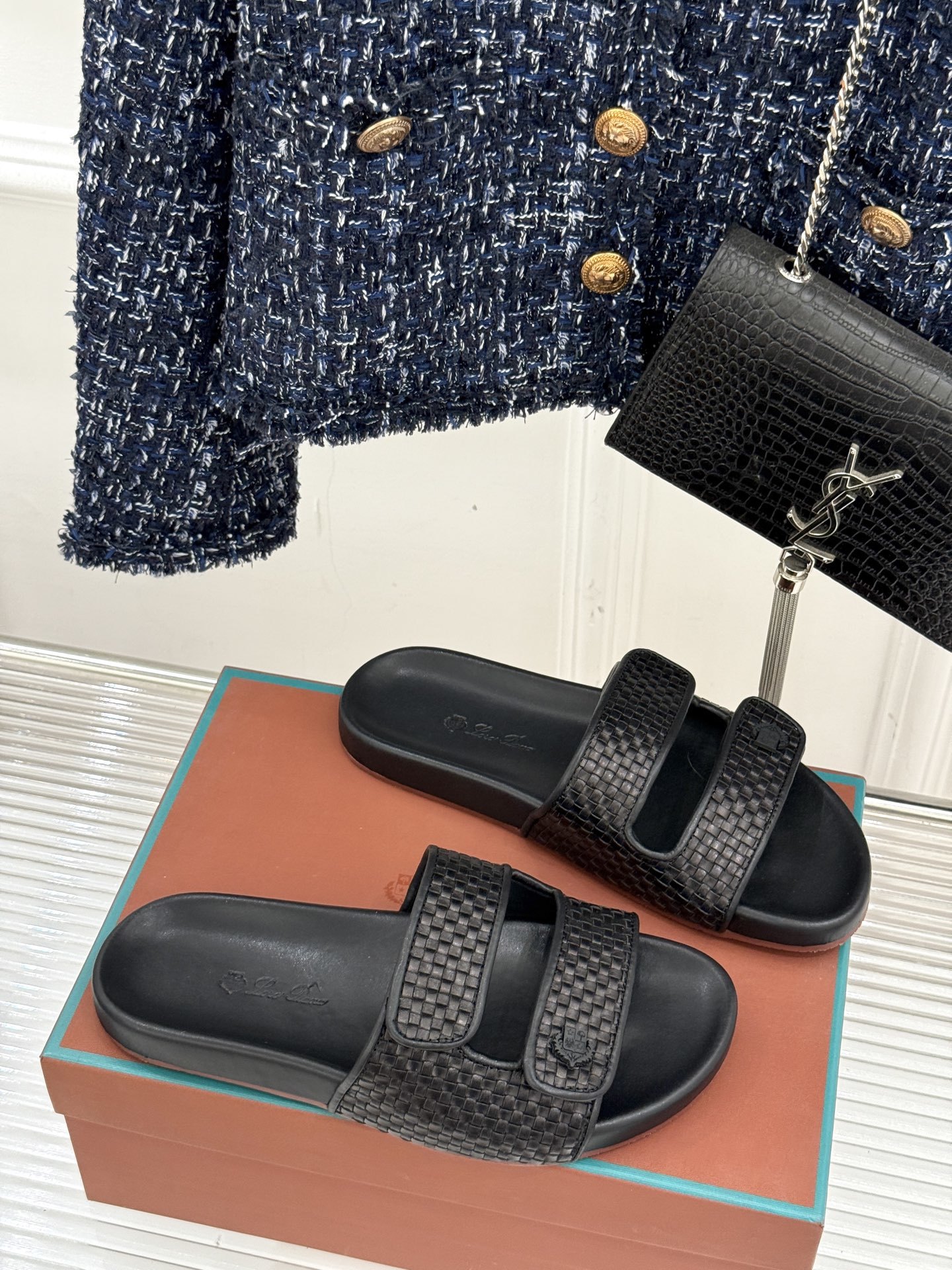 Loro Piana/LPWF春夏新品复古
魔术贴休闲男款拖鞋
源自拥有近两百年历史的意大利奢侈品牌