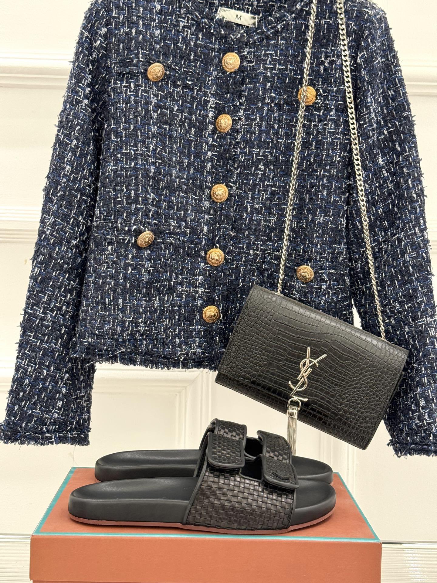 Loro Piana/LPWF春夏新品复古
魔术贴休闲男款拖鞋
源自拥有近两百年历史的意大利奢侈品牌