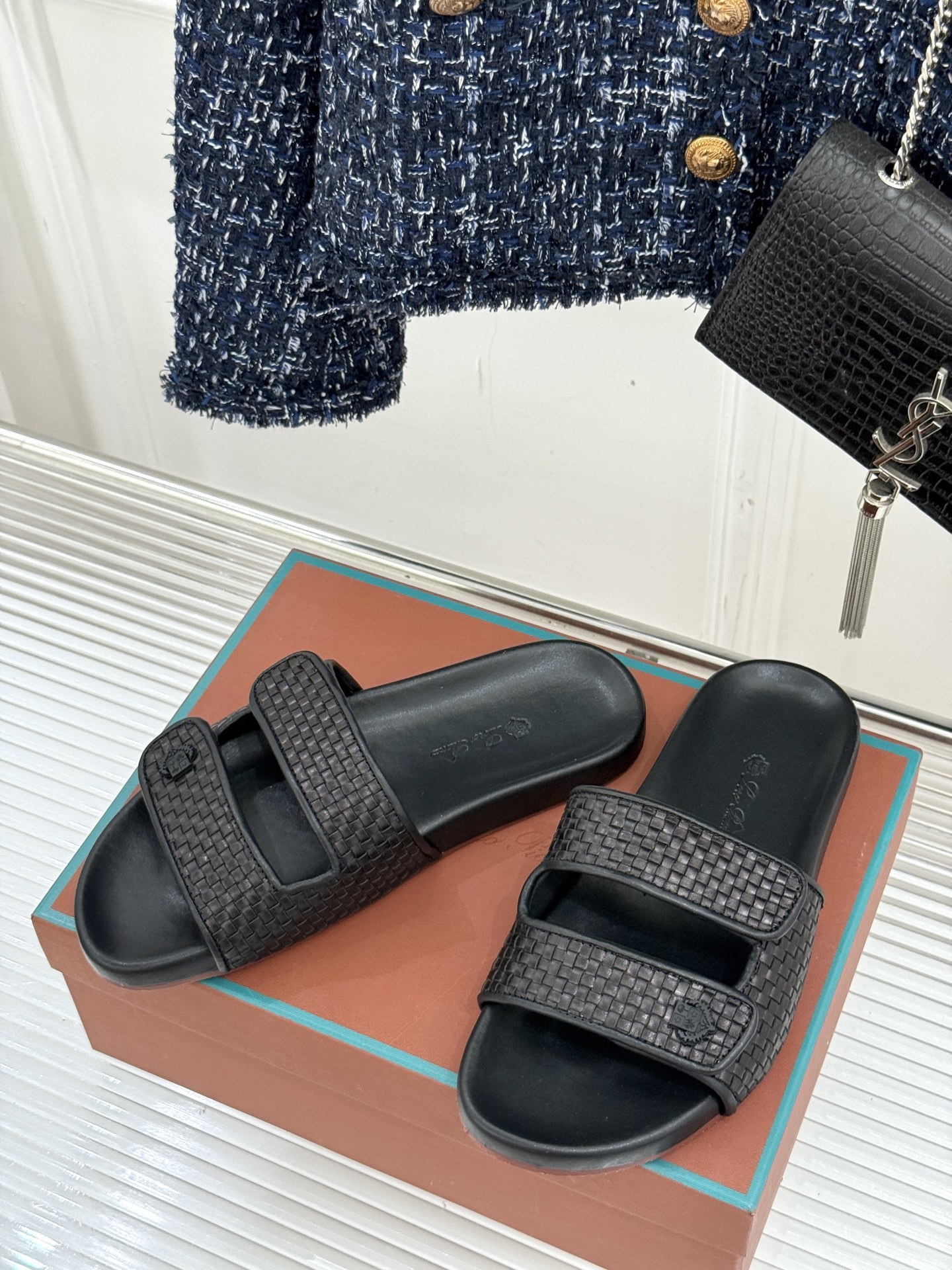 Loro Piana/LPWF春夏新品复古
魔术贴休闲男款拖鞋
源自拥有近两百年历史的意大利奢侈品牌