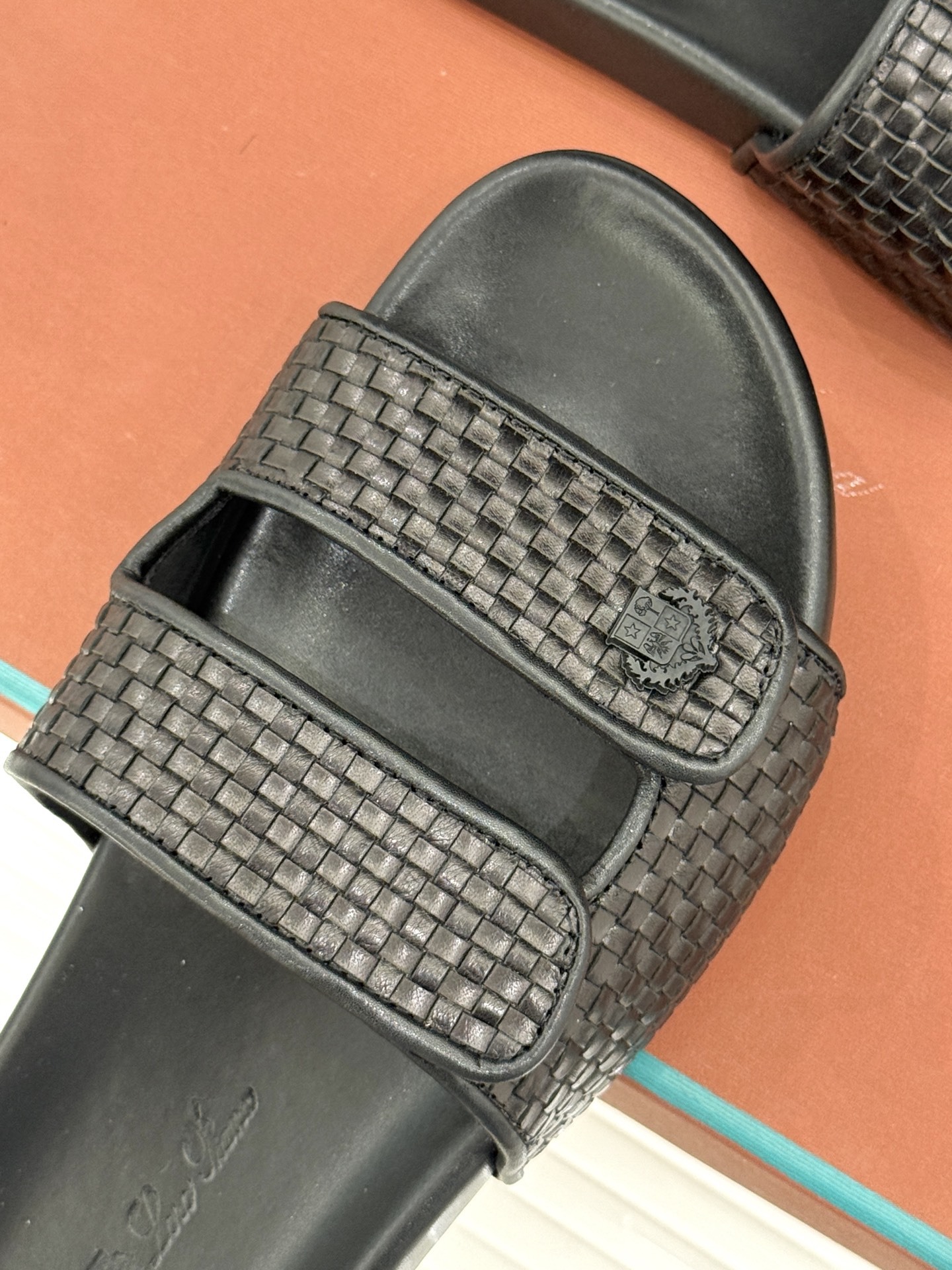 Loro Piana/LPWF春夏新品复古
魔术贴休闲男款拖鞋
源自拥有近两百年历史的意大利奢侈品牌